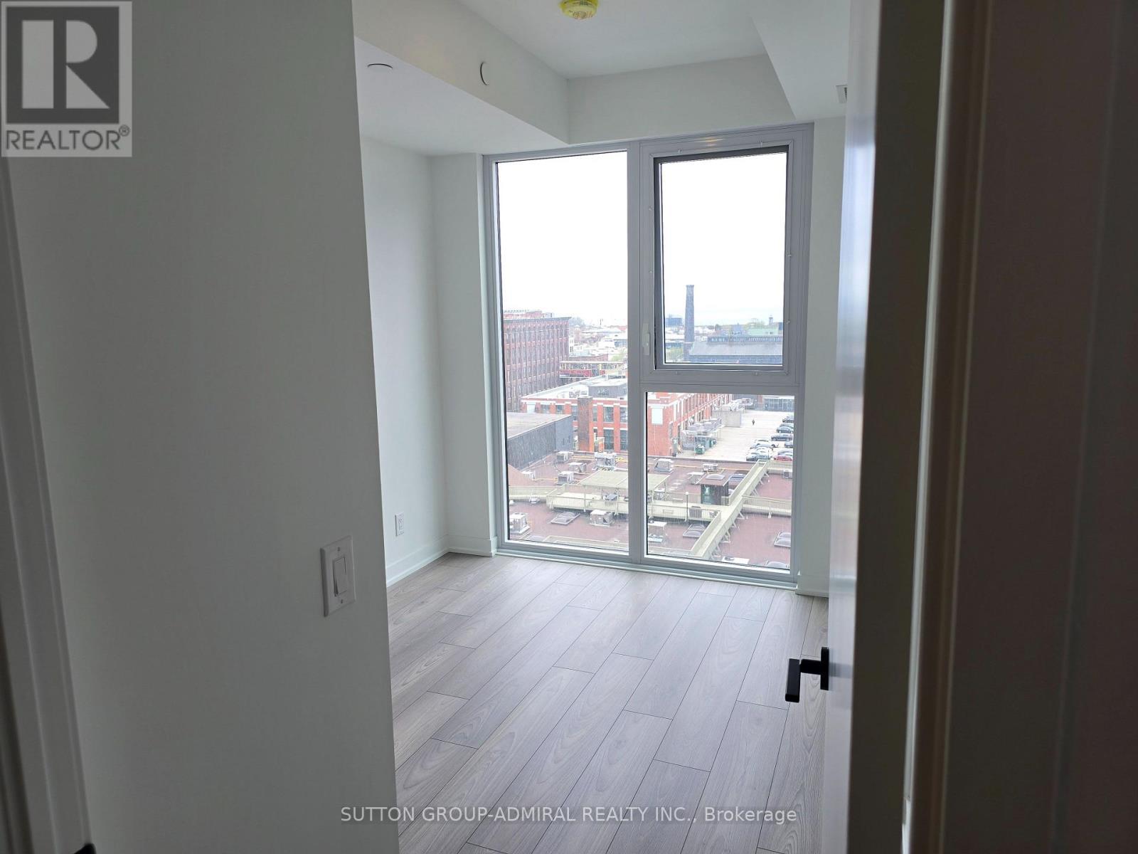 












819 - 285 DUFFERIN STREET W

,
Toronto (South Parkdale),




Ontario
M6K1E6

