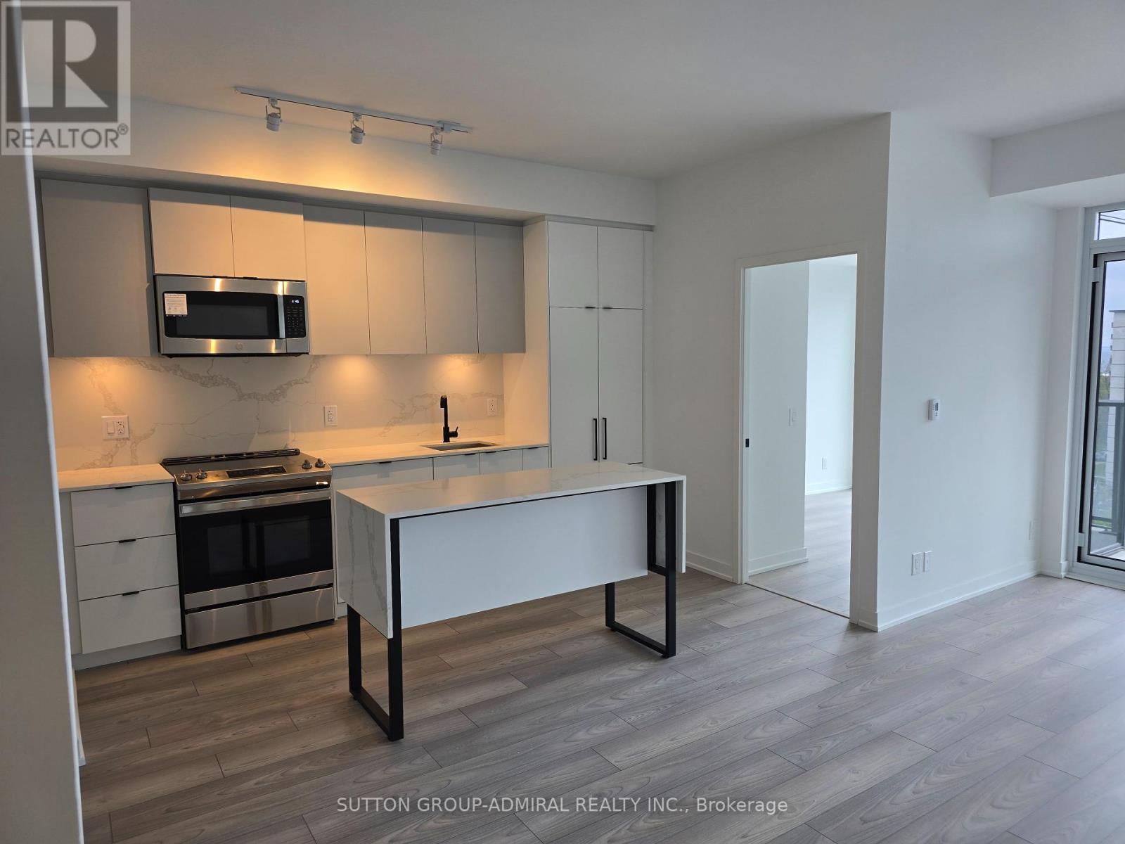 












819 - 285 DUFFERIN STREET W

,
Toronto (South Parkdale),




Ontario
M6K1E6

