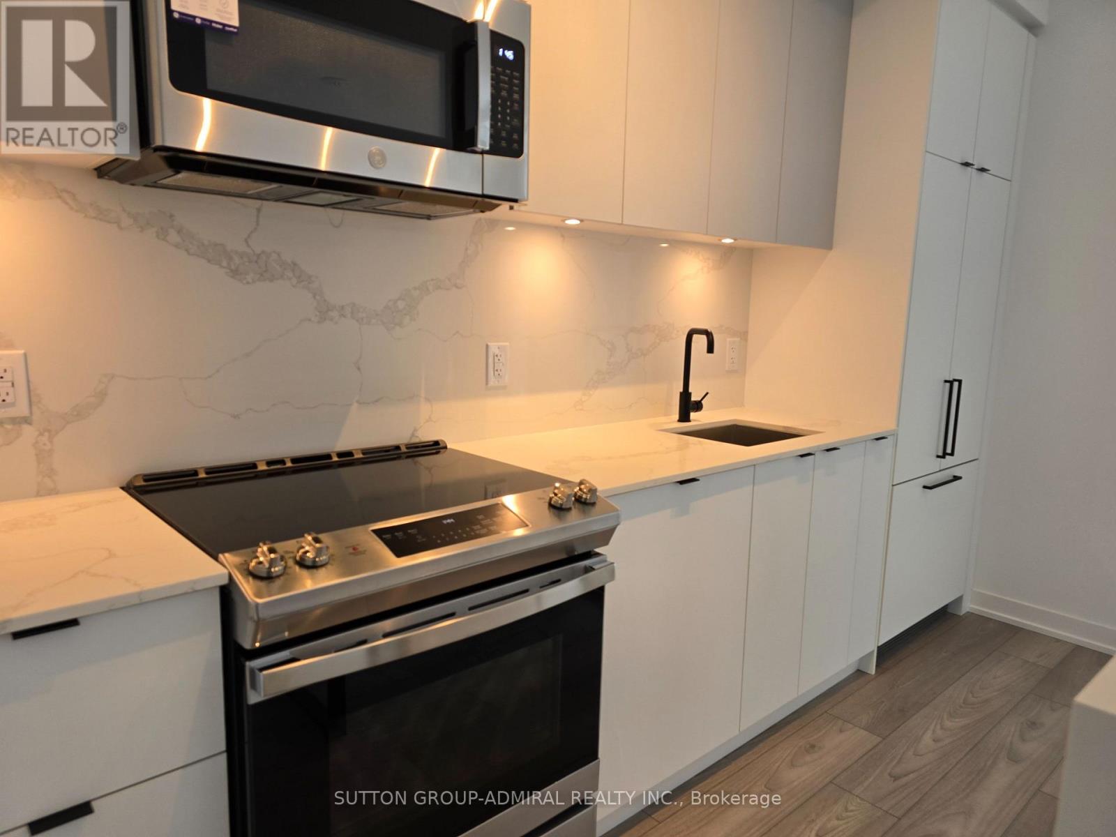 












819 - 285 DUFFERIN STREET W

,
Toronto (South Parkdale),




Ontario
M6K1E6

