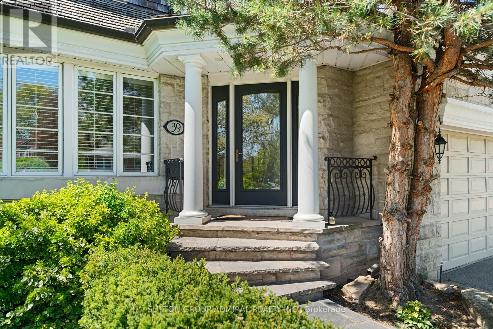 












39 PINEHURST CRESCENT

,
Toronto (Edenbridge-Humber Valley),




Ontario
M9A3A4

