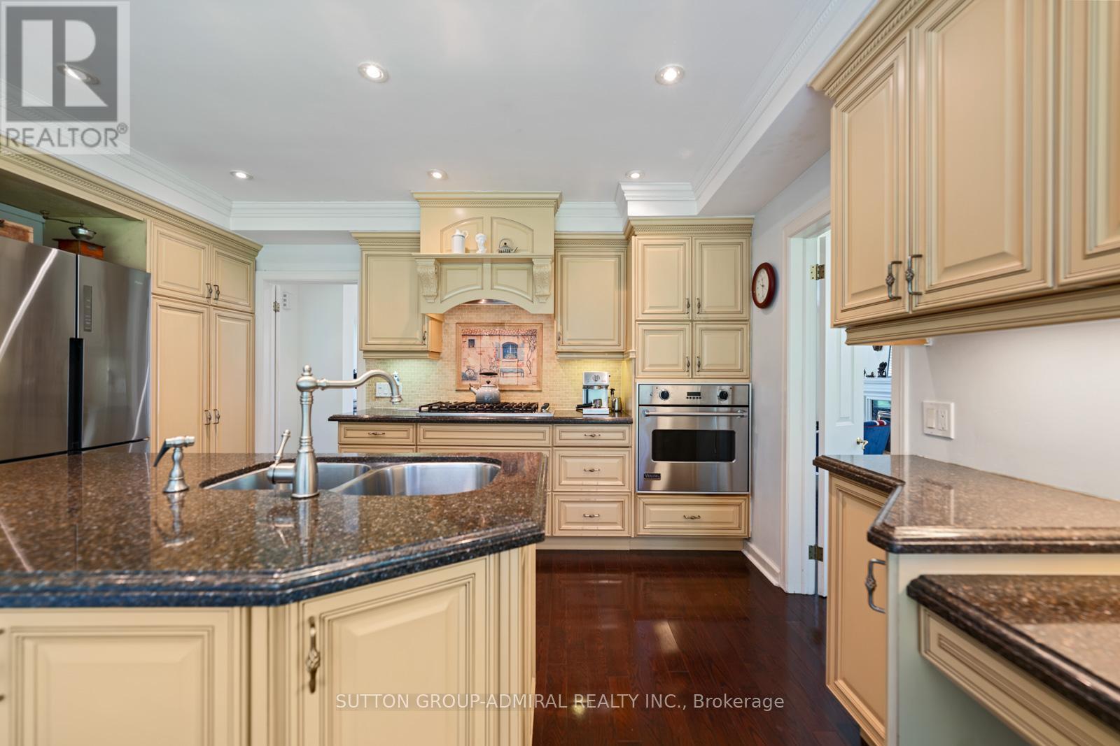 












39 PINEHURST CRESCENT

,
Toronto (Edenbridge-Humber Valley),




Ontario
M9A3A4

