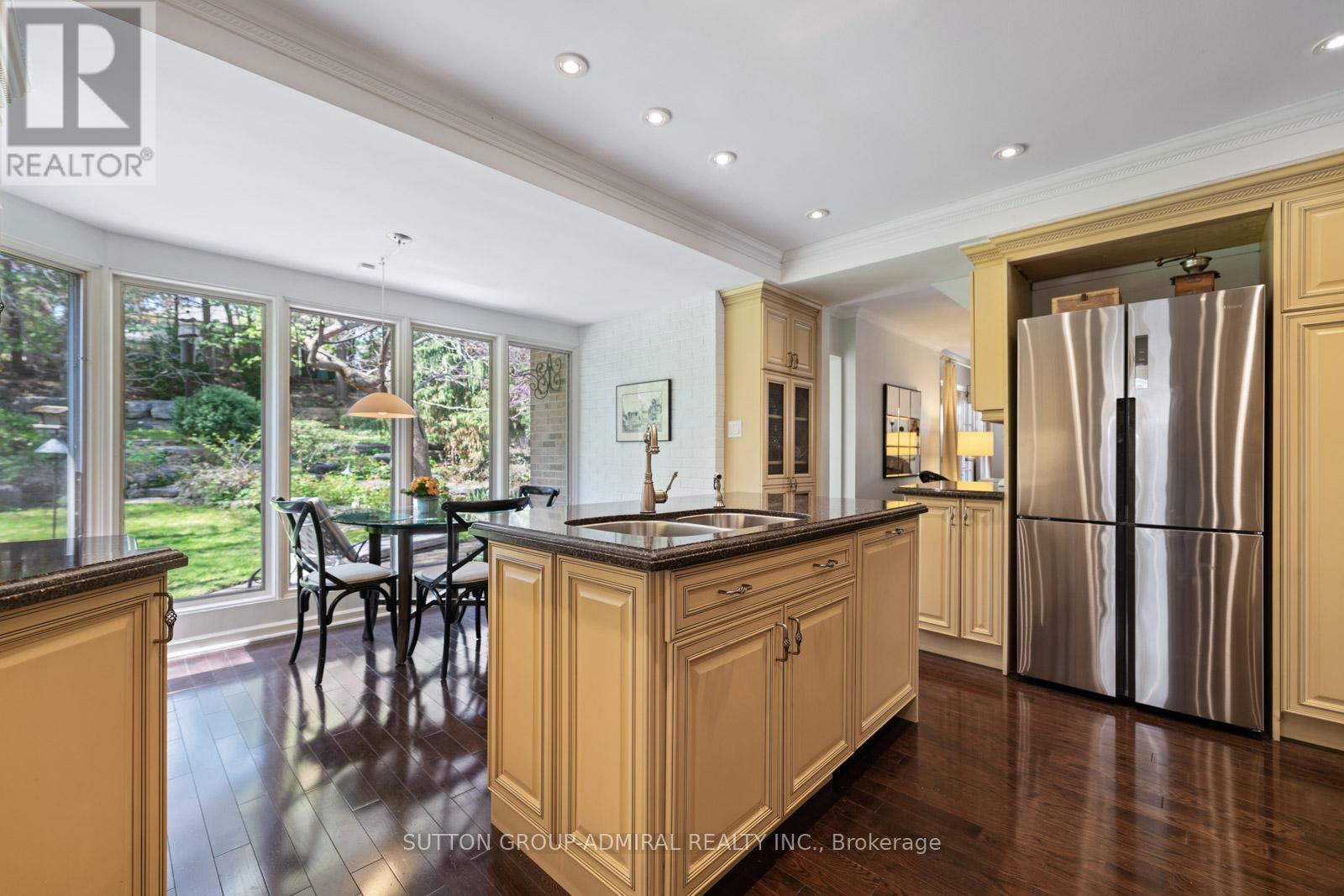 












39 PINEHURST CRESCENT

,
Toronto (Edenbridge-Humber Valley),




Ontario
M9A3A4

