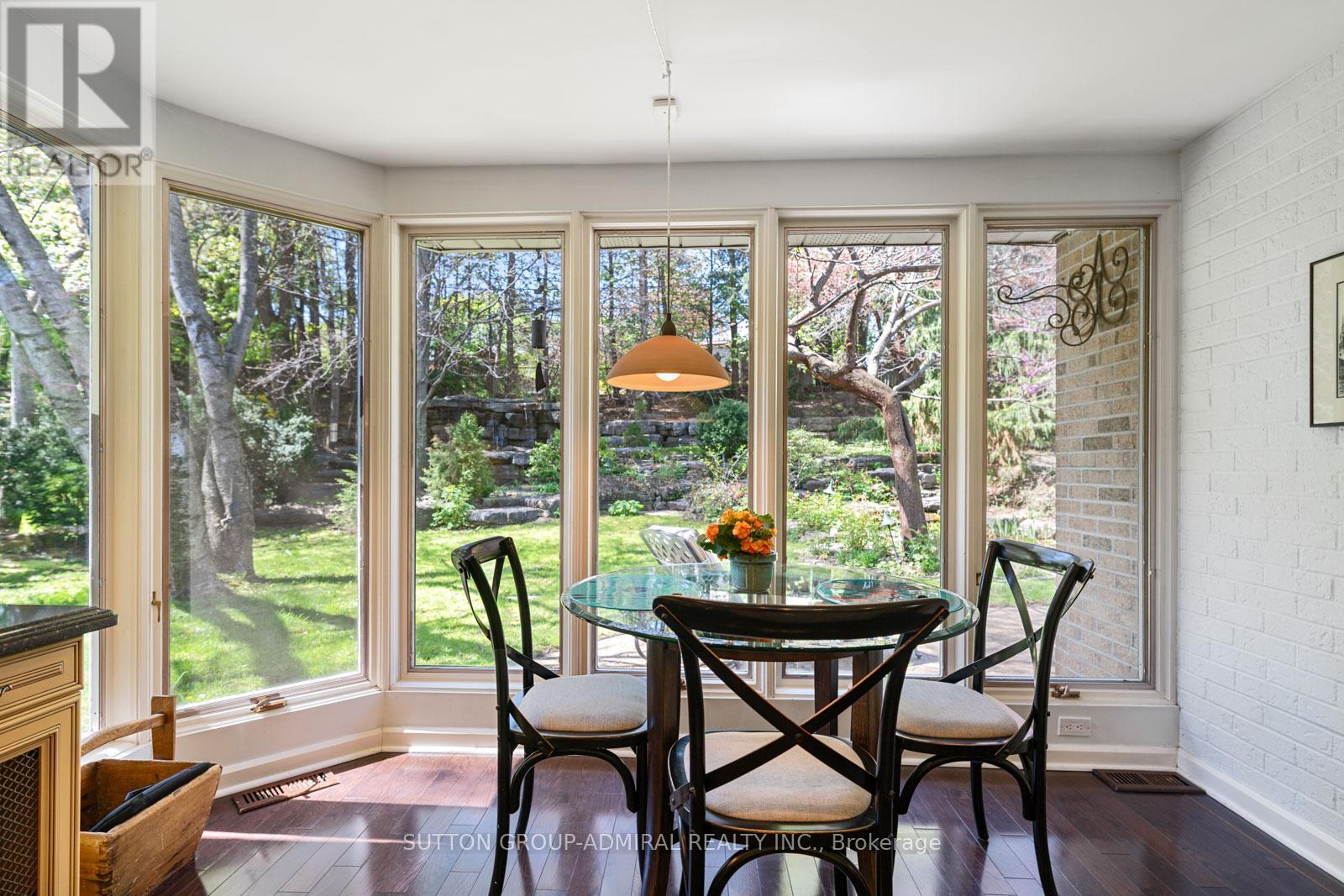 












39 PINEHURST CRESCENT

,
Toronto (Edenbridge-Humber Valley),




Ontario
M9A3A4

