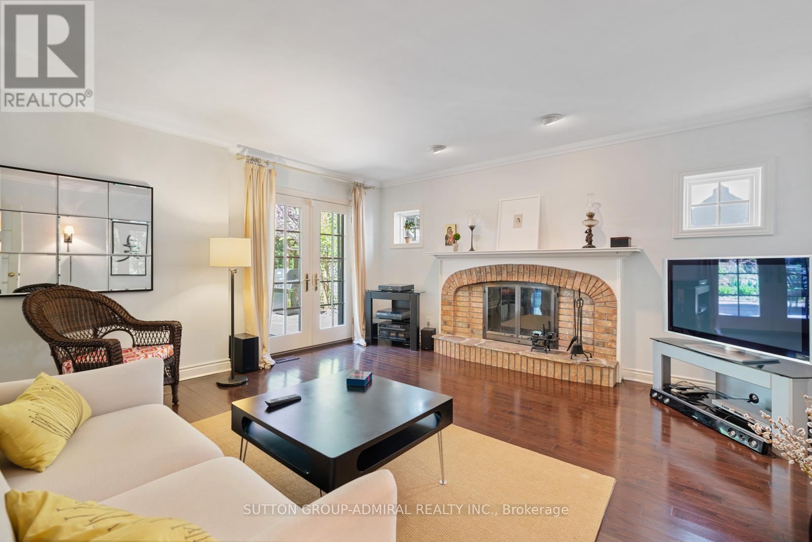 












39 PINEHURST CRESCENT

,
Toronto (Edenbridge-Humber Valley),




Ontario
M9A3A4

