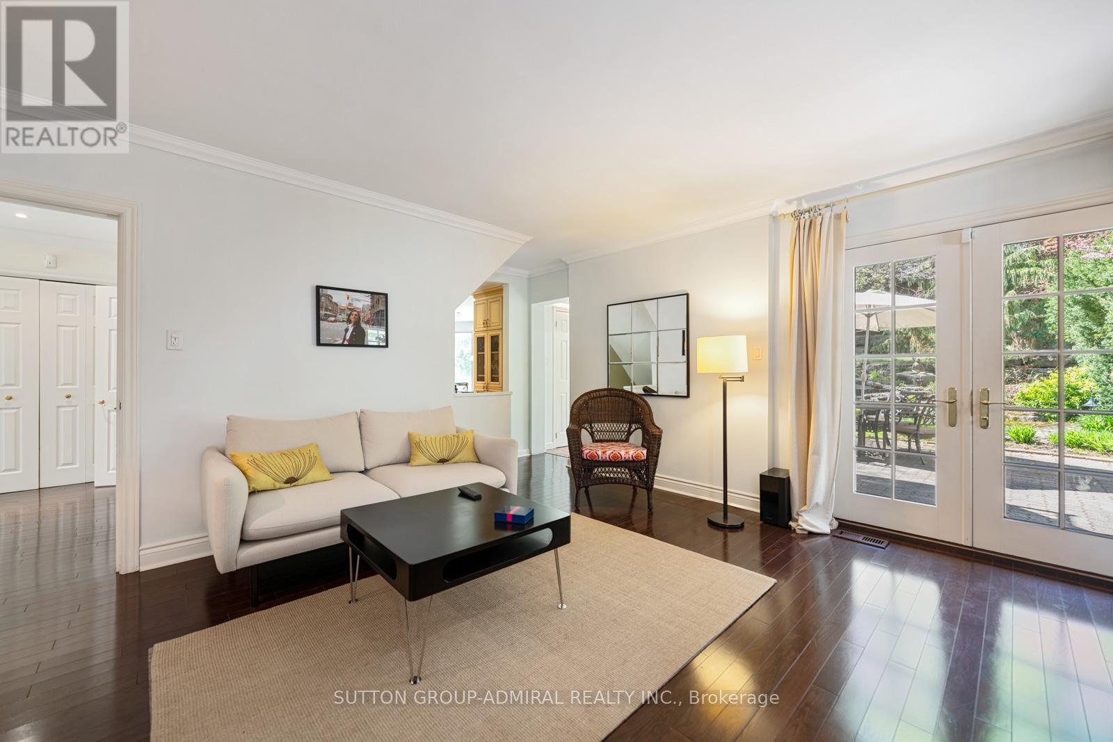 












39 PINEHURST CRESCENT

,
Toronto (Edenbridge-Humber Valley),




Ontario
M9A3A4

