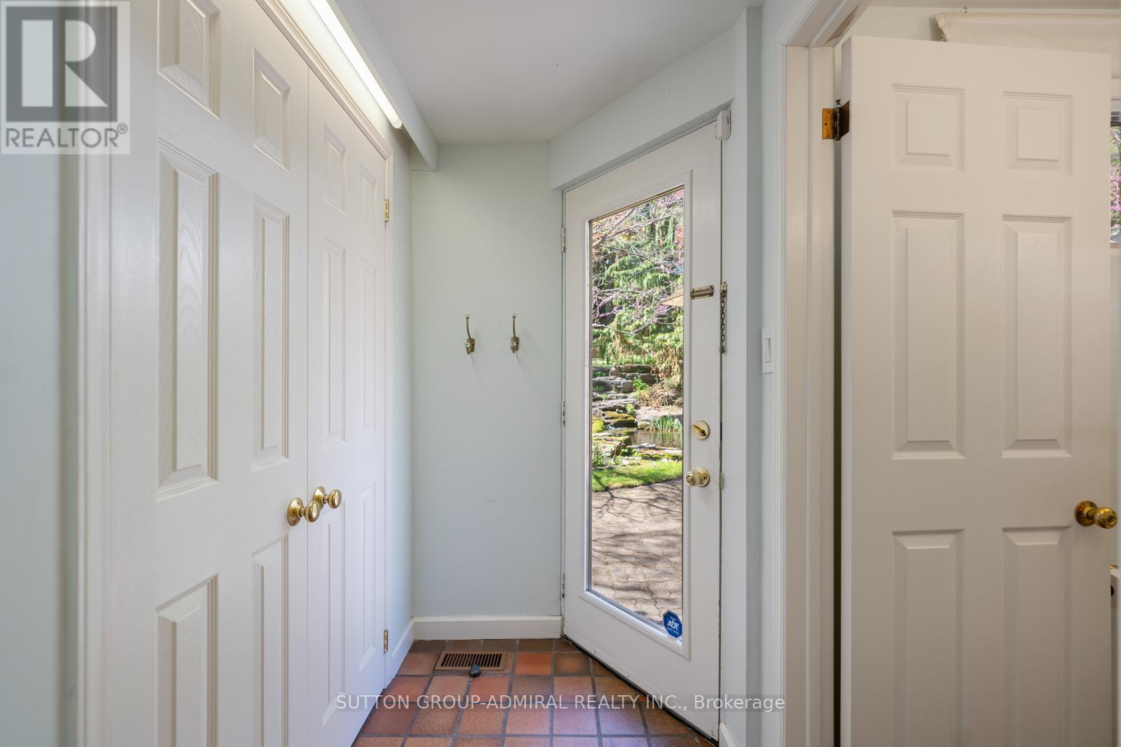 












39 PINEHURST CRESCENT

,
Toronto (Edenbridge-Humber Valley),




Ontario
M9A3A4

