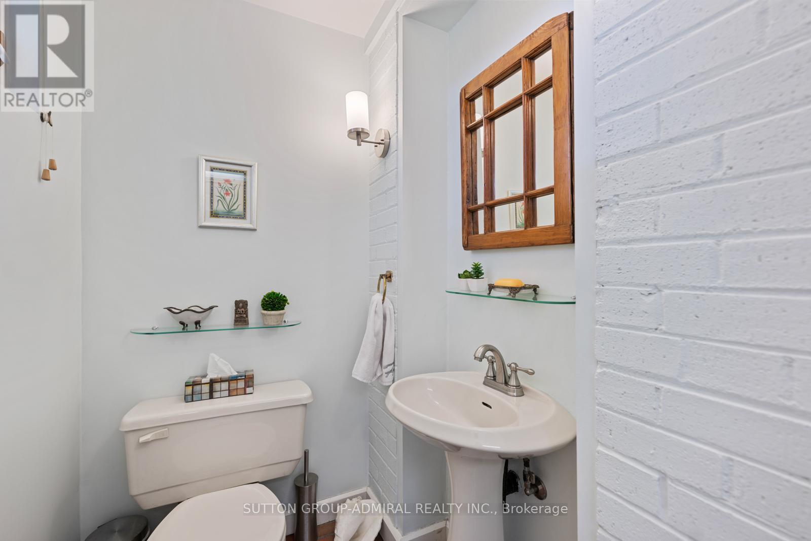 












39 PINEHURST CRESCENT

,
Toronto (Edenbridge-Humber Valley),




Ontario
M9A3A4

