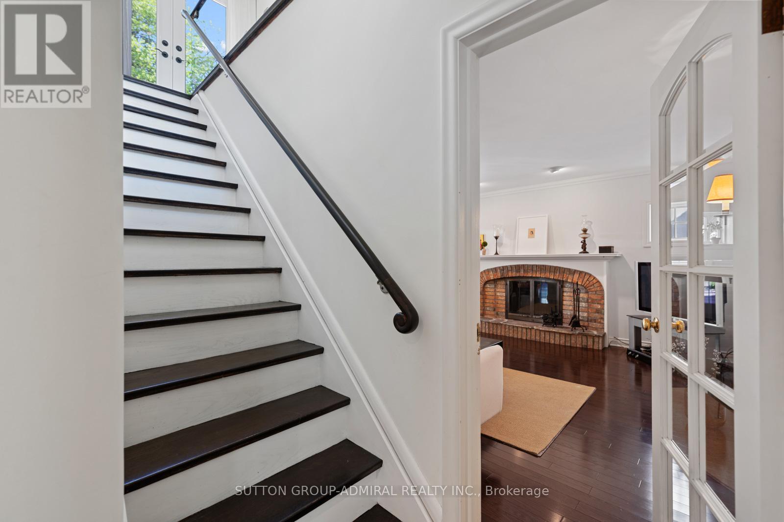 












39 PINEHURST CRESCENT

,
Toronto (Edenbridge-Humber Valley),




Ontario
M9A3A4

