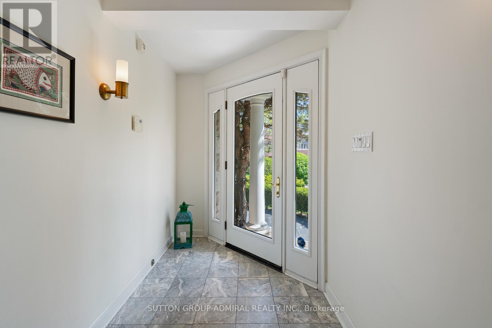 












39 PINEHURST CRESCENT

,
Toronto (Edenbridge-Humber Valley),




Ontario
M9A3A4


