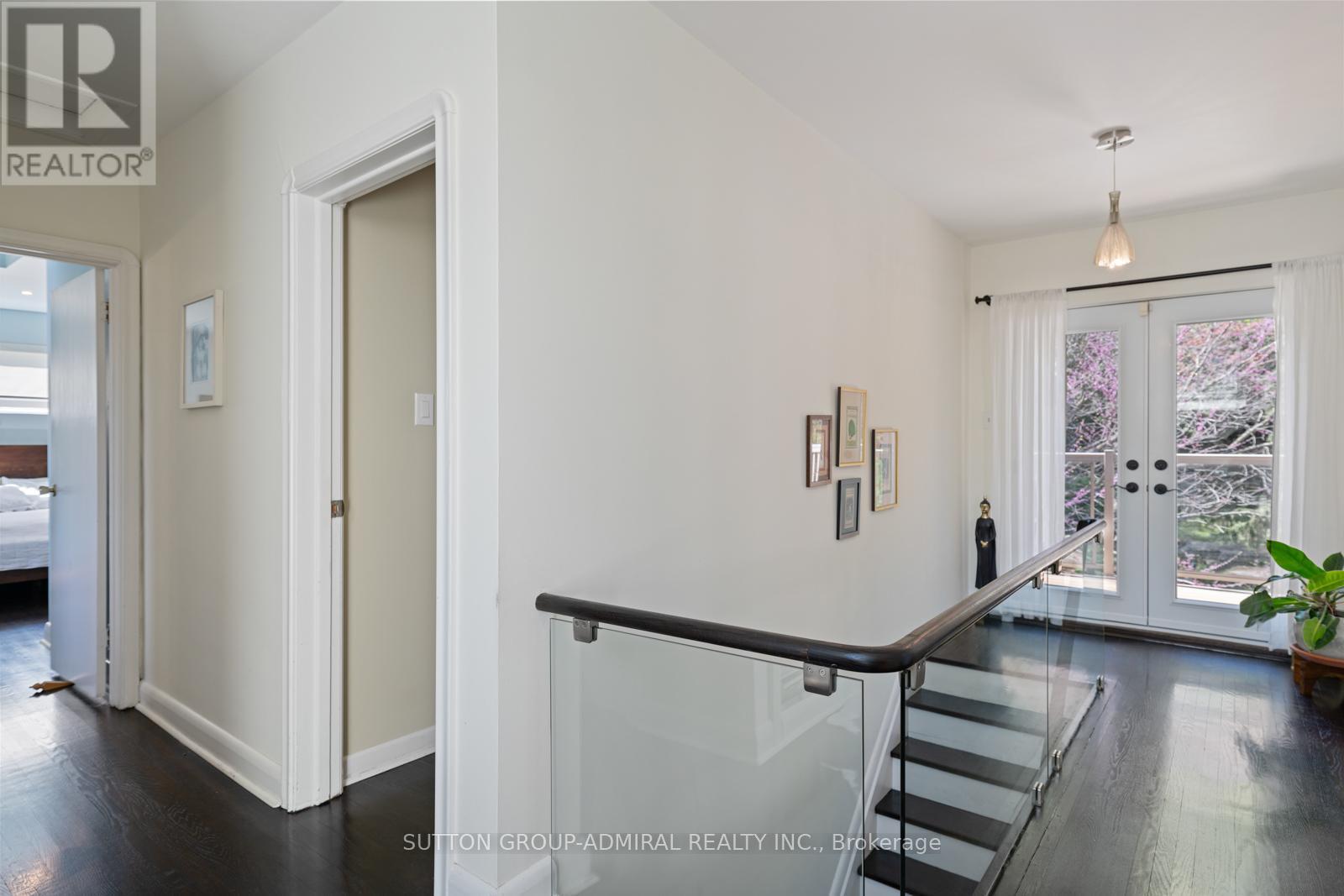 












39 PINEHURST CRESCENT

,
Toronto (Edenbridge-Humber Valley),




Ontario
M9A3A4

