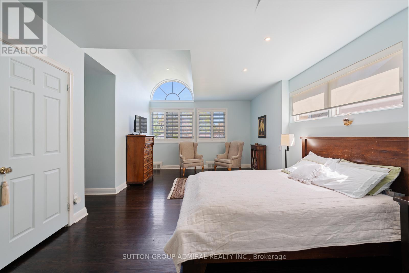 












39 PINEHURST CRESCENT

,
Toronto (Edenbridge-Humber Valley),




Ontario
M9A3A4


