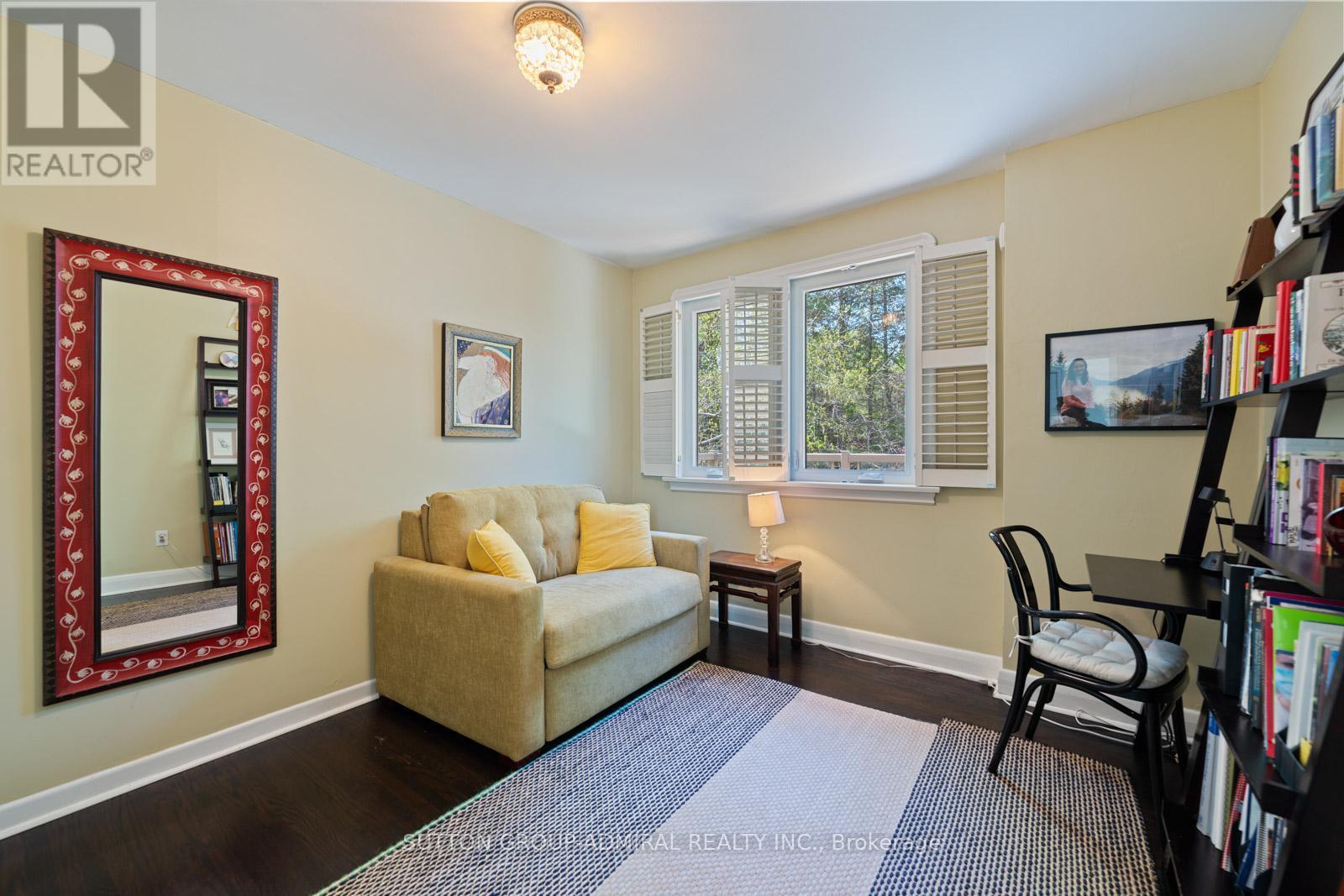 












39 PINEHURST CRESCENT

,
Toronto (Edenbridge-Humber Valley),




Ontario
M9A3A4

