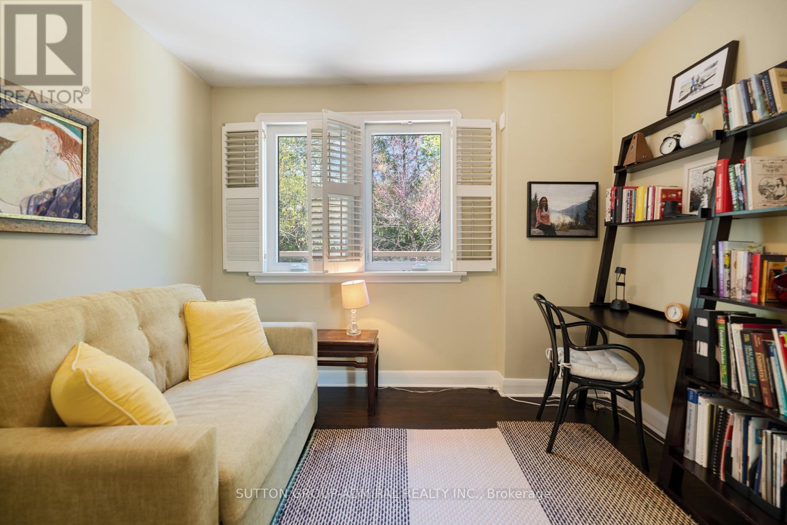 












39 PINEHURST CRESCENT

,
Toronto (Edenbridge-Humber Valley),




Ontario
M9A3A4

