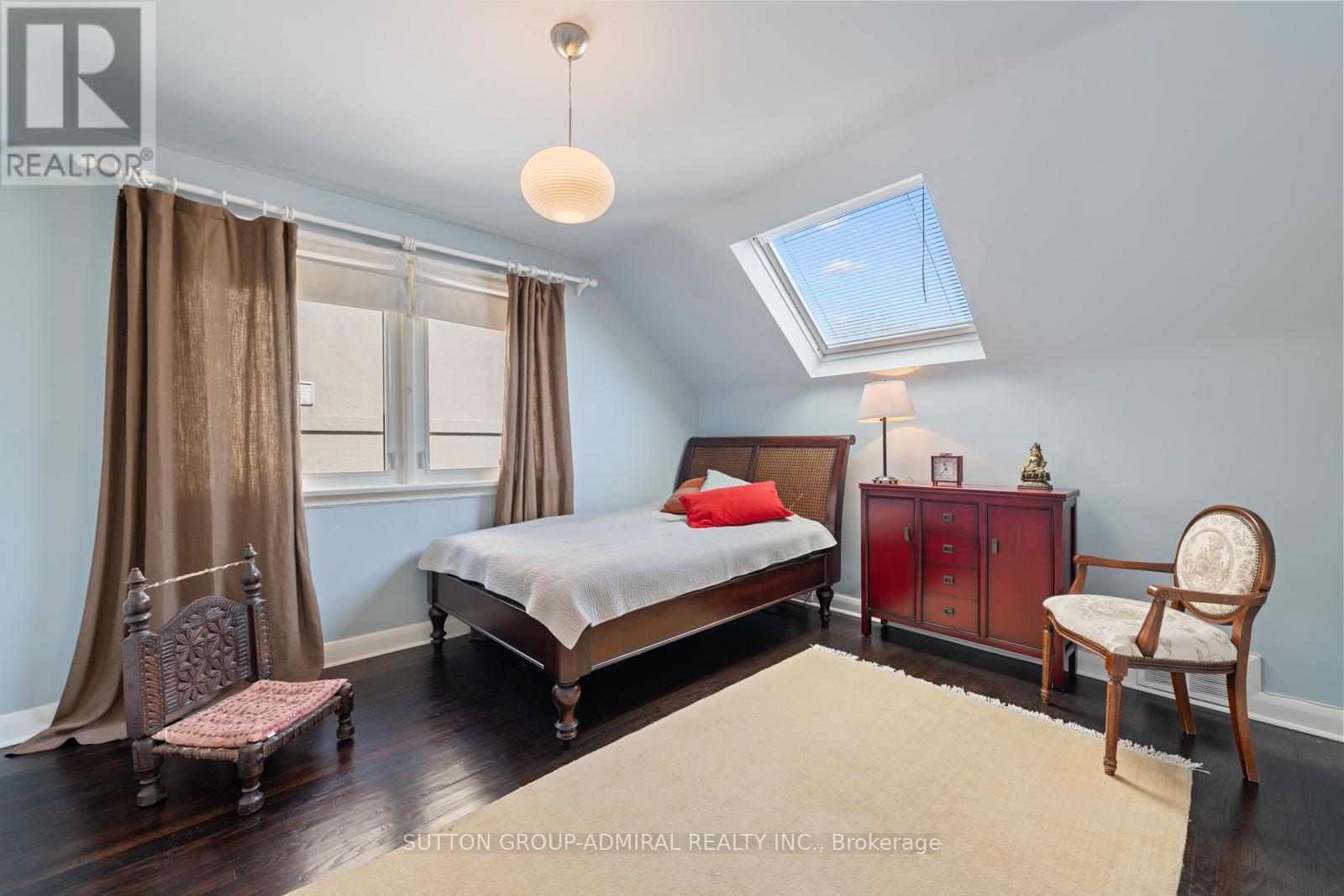 












39 PINEHURST CRESCENT

,
Toronto (Edenbridge-Humber Valley),




Ontario
M9A3A4


