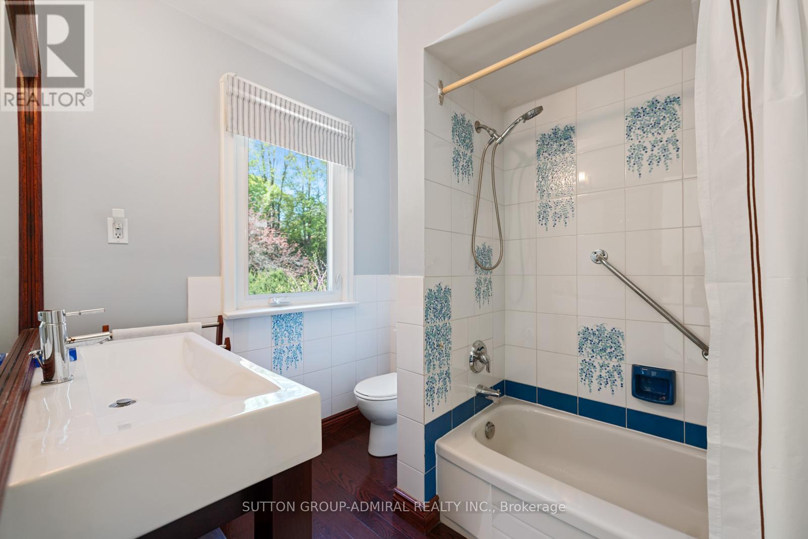 












39 PINEHURST CRESCENT

,
Toronto (Edenbridge-Humber Valley),




Ontario
M9A3A4

