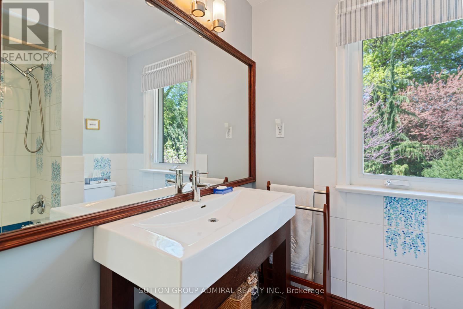 












39 PINEHURST CRESCENT

,
Toronto (Edenbridge-Humber Valley),




Ontario
M9A3A4

