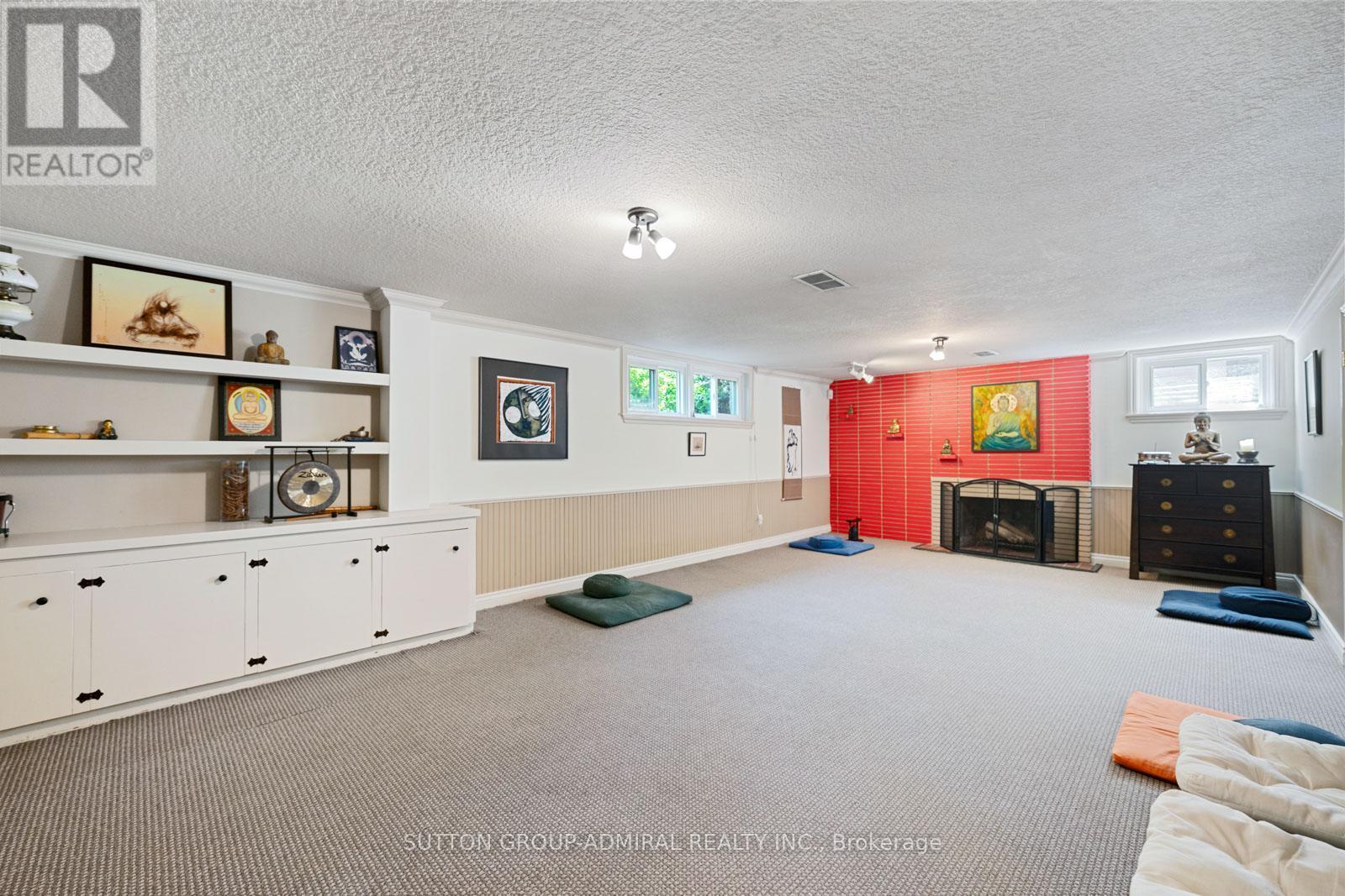 












39 PINEHURST CRESCENT

,
Toronto (Edenbridge-Humber Valley),




Ontario
M9A3A4

