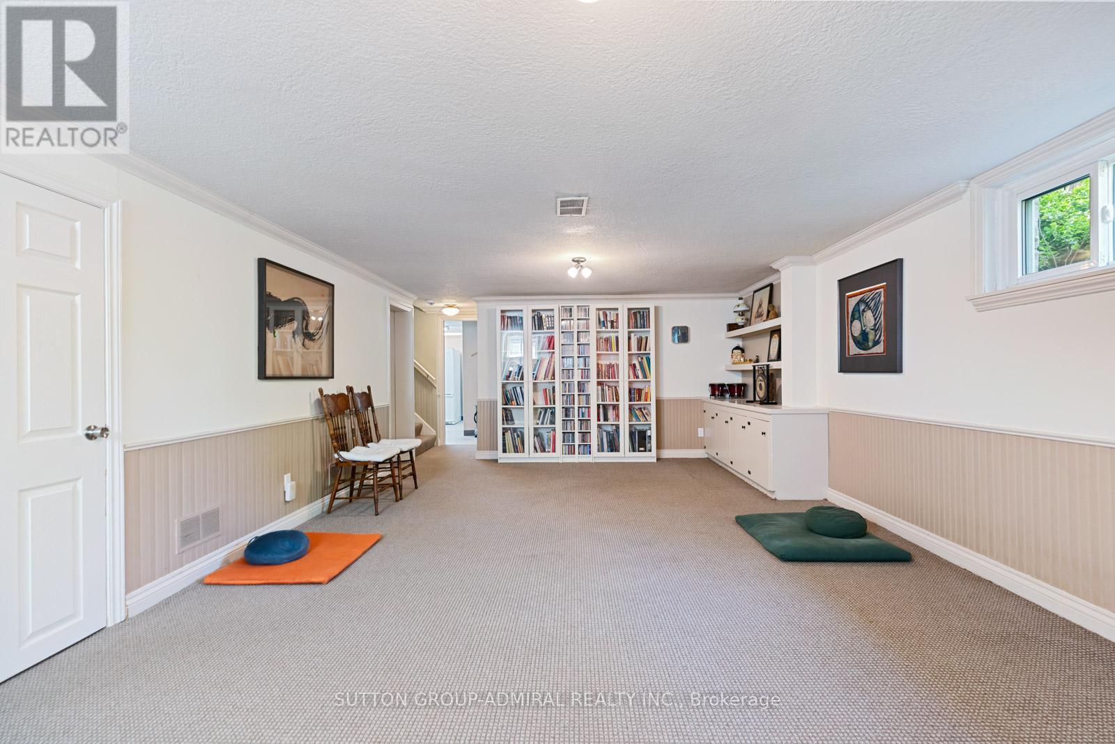 












39 PINEHURST CRESCENT

,
Toronto (Edenbridge-Humber Valley),




Ontario
M9A3A4

