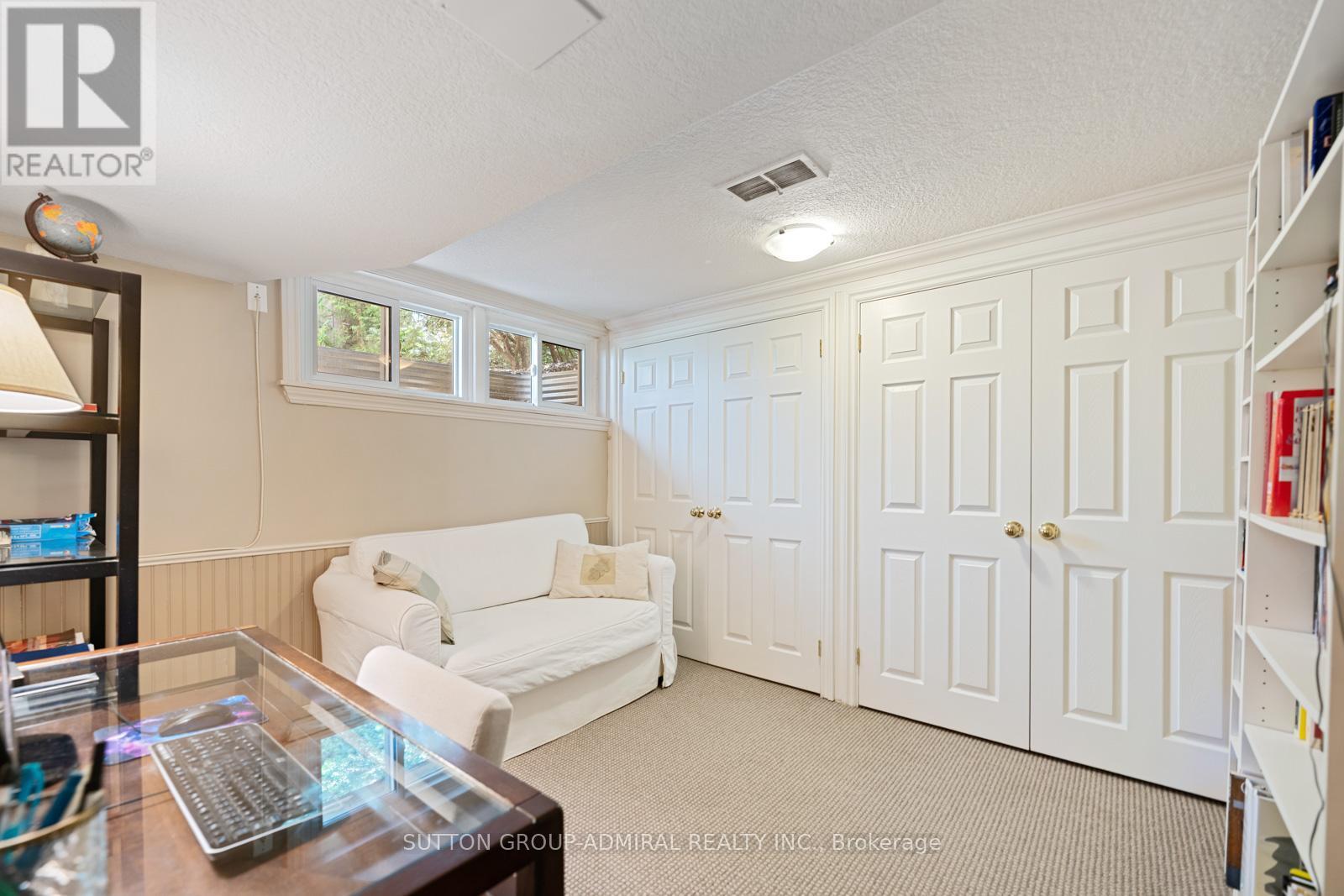 












39 PINEHURST CRESCENT

,
Toronto (Edenbridge-Humber Valley),




Ontario
M9A3A4

