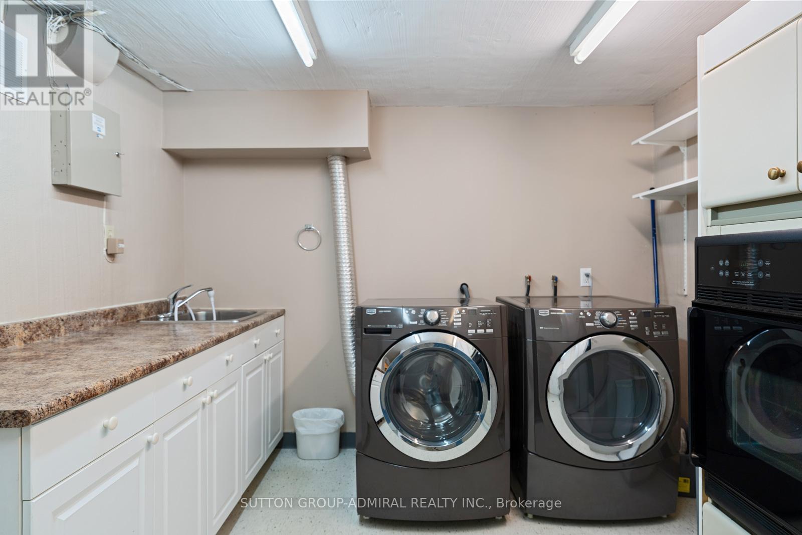 












39 PINEHURST CRESCENT

,
Toronto (Edenbridge-Humber Valley),




Ontario
M9A3A4

