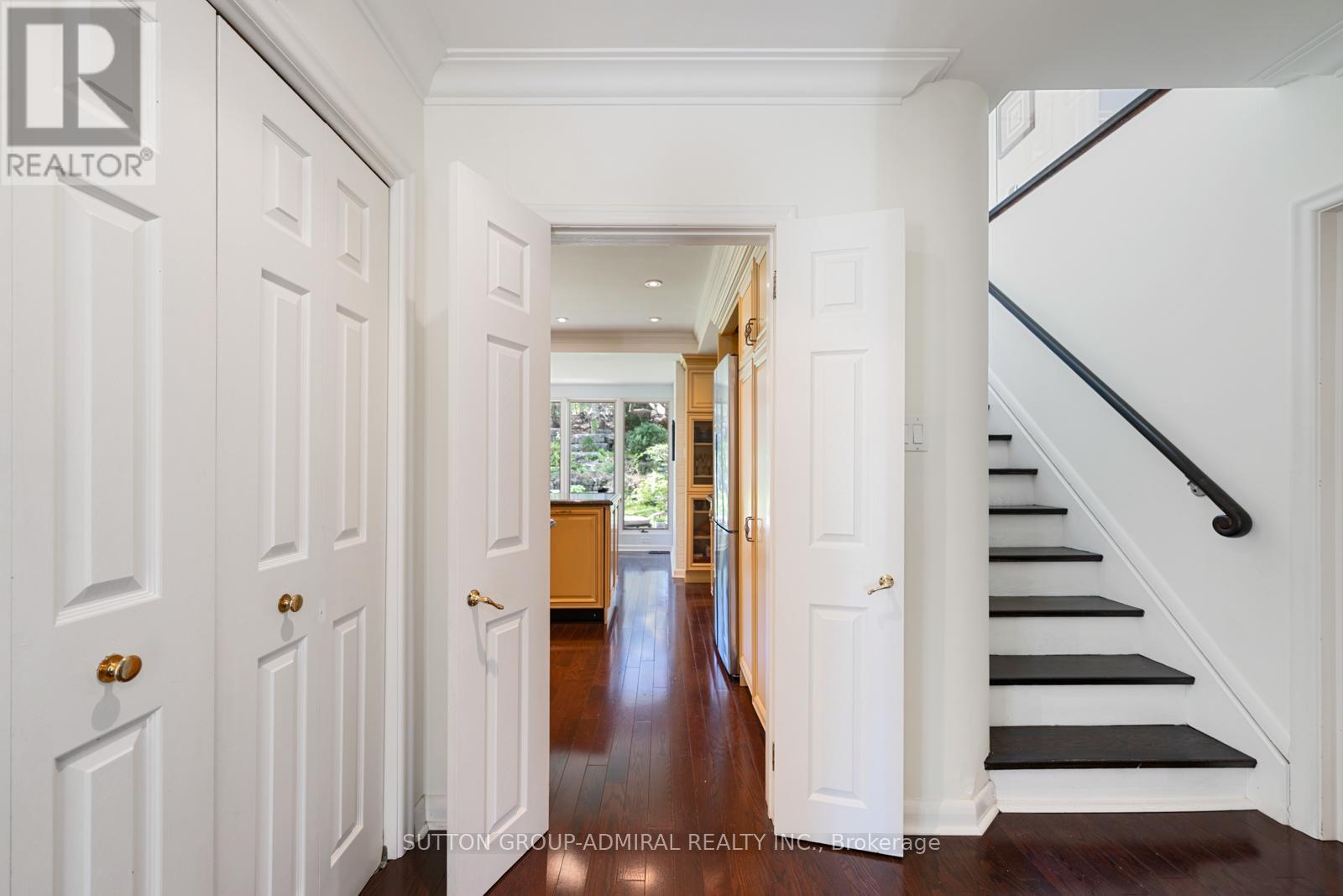 












39 PINEHURST CRESCENT

,
Toronto (Edenbridge-Humber Valley),




Ontario
M9A3A4

