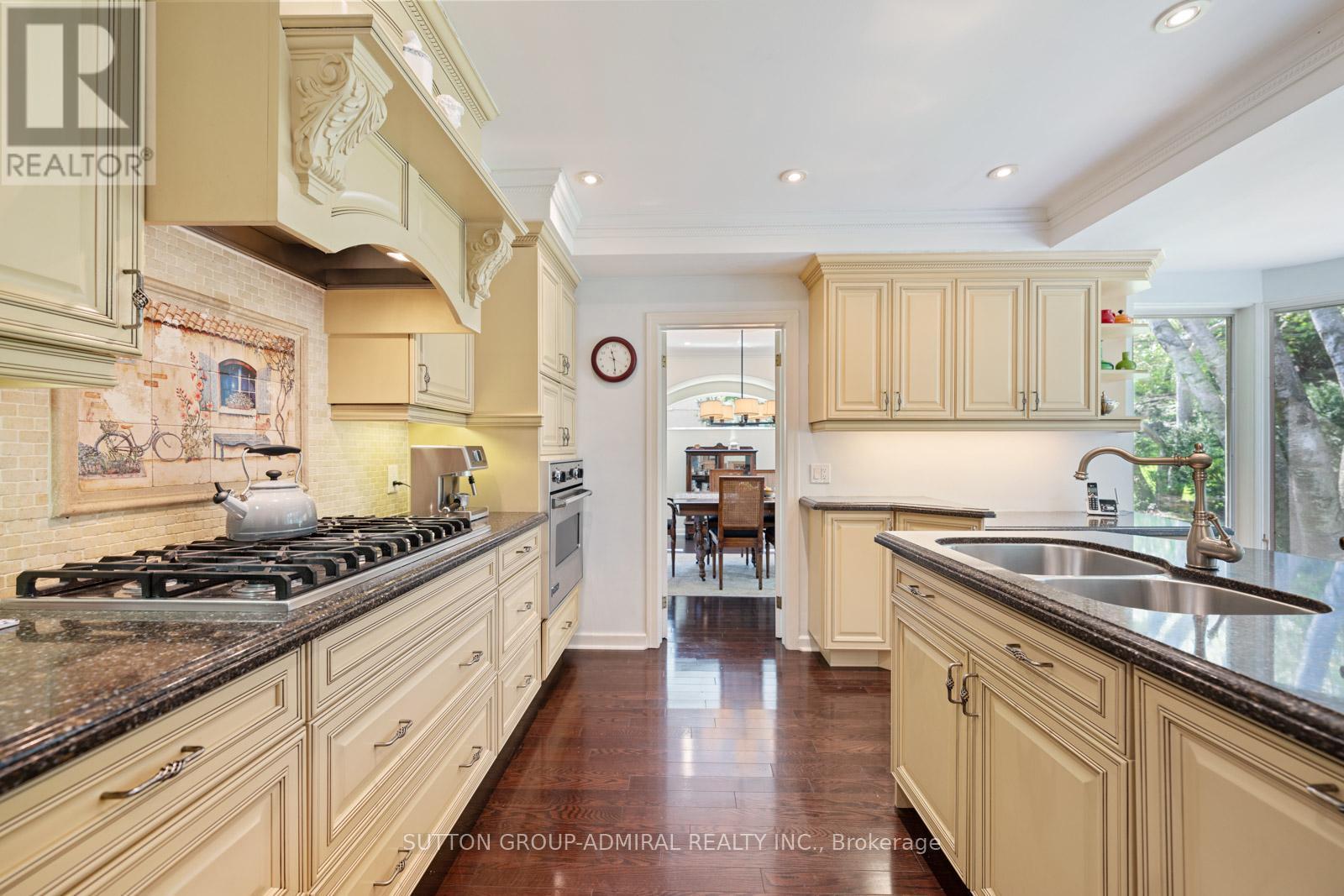 












39 PINEHURST CRESCENT

,
Toronto (Edenbridge-Humber Valley),




Ontario
M9A3A4

