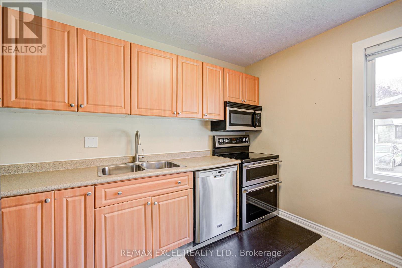 












12 - 6433 CHARING DRIVE

,
Mississauga (Streetsville),




Ontario
L5N1L6

