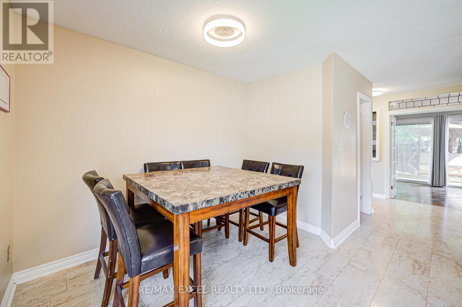 












12 - 6433 CHARING DRIVE

,
Mississauga (Streetsville),




Ontario
L5N1L6


