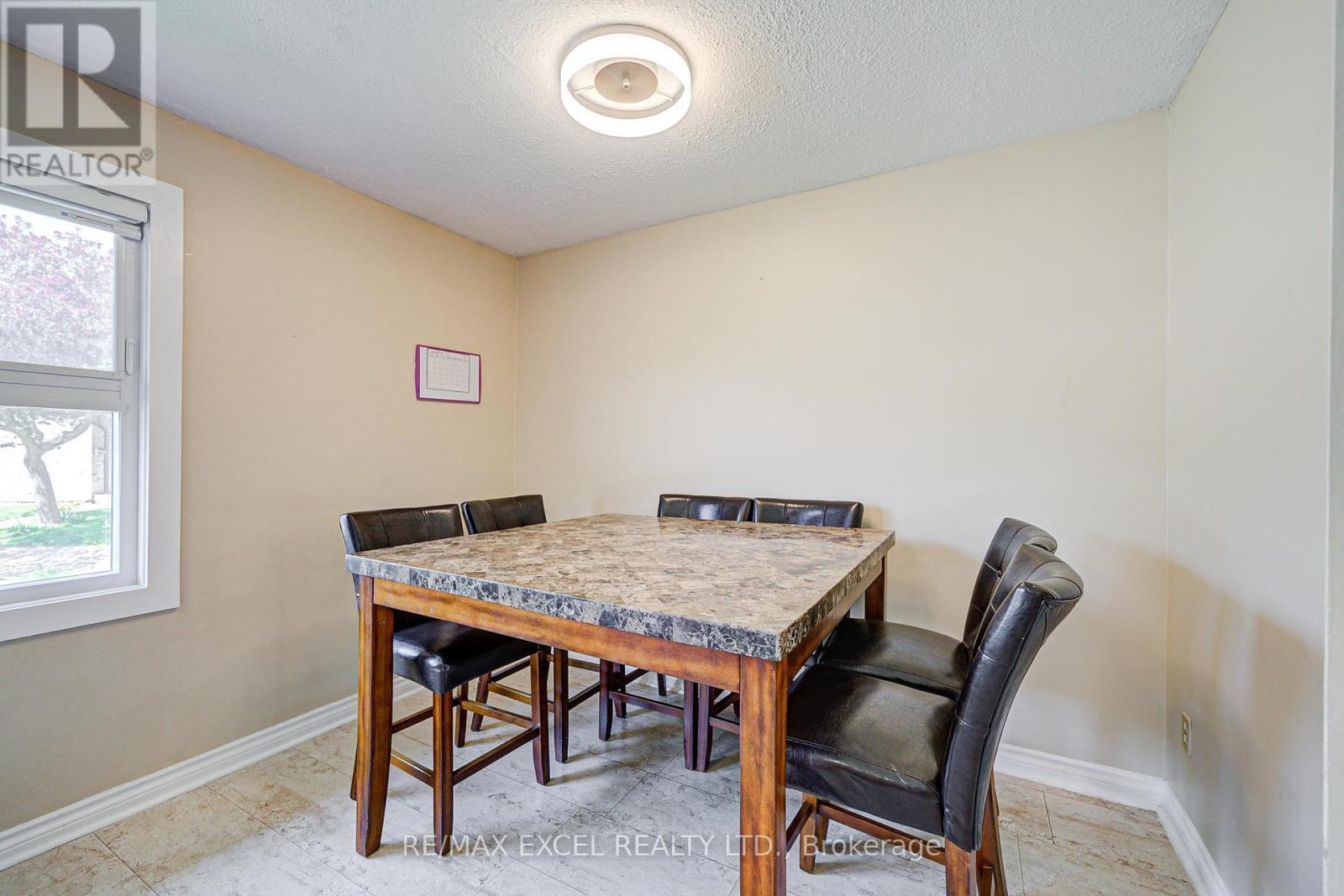 












12 - 6433 CHARING DRIVE

,
Mississauga (Streetsville),




Ontario
L5N1L6

