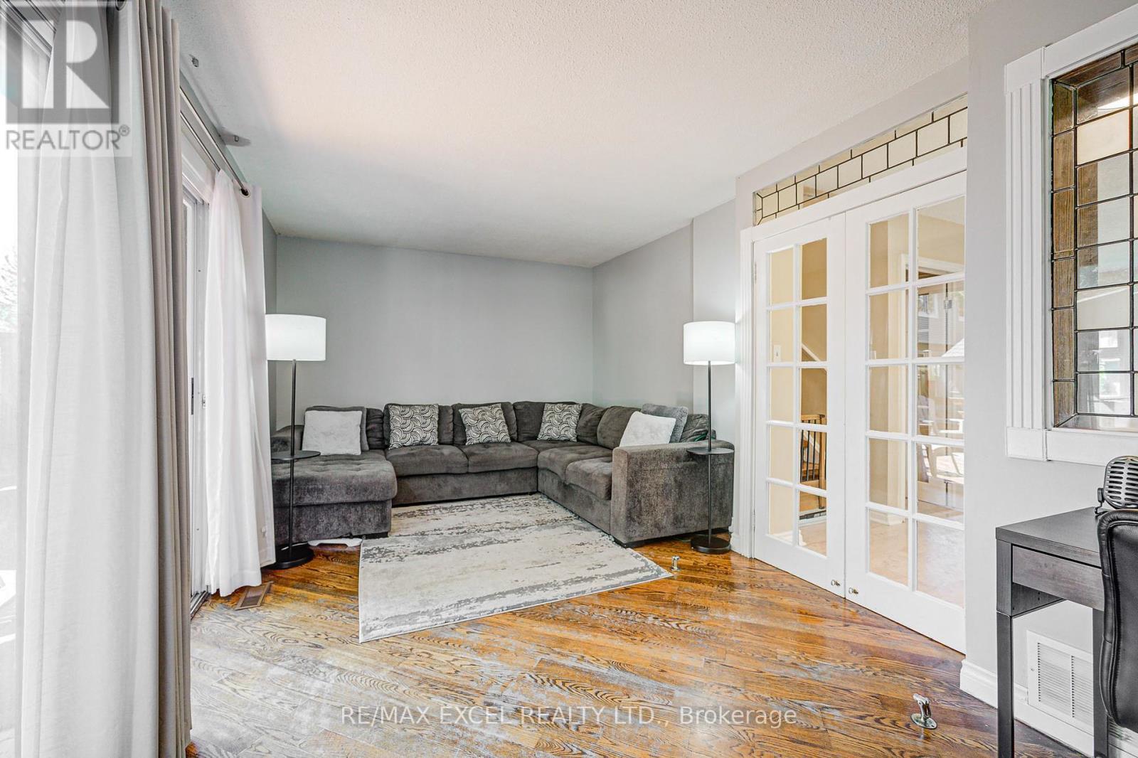 












12 - 6433 CHARING DRIVE

,
Mississauga (Streetsville),




Ontario
L5N1L6

