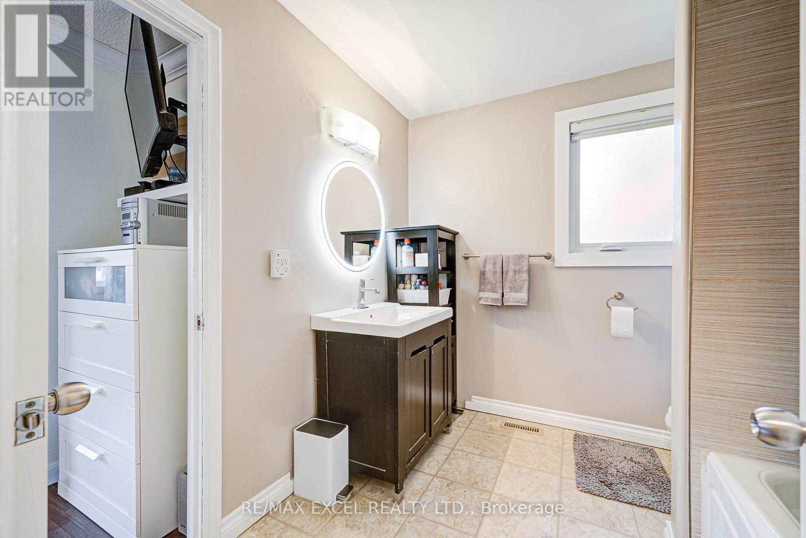 












12 - 6433 CHARING DRIVE

,
Mississauga (Streetsville),




Ontario
L5N1L6

