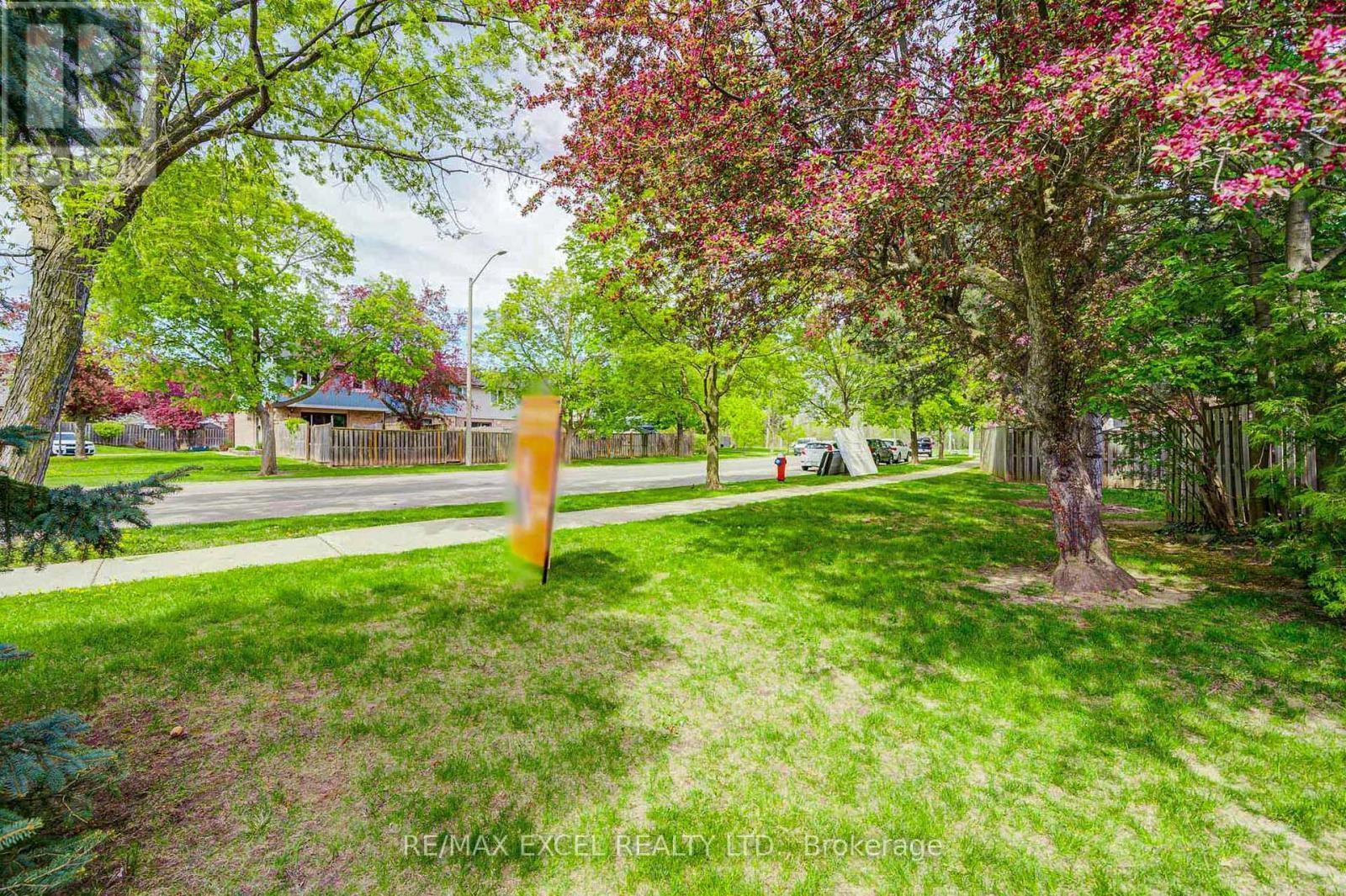 












12 - 6433 CHARING DRIVE

,
Mississauga (Streetsville),




Ontario
L5N1L6

