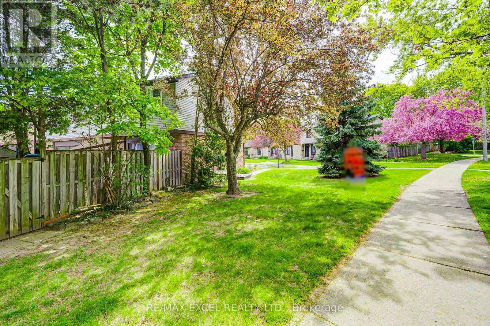 












12 - 6433 CHARING DRIVE

,
Mississauga (Streetsville),




Ontario
L5N1L6

