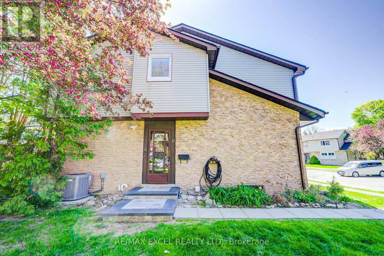 












12 - 6433 CHARING DRIVE

,
Mississauga (Streetsville),




Ontario
L5N1L6

