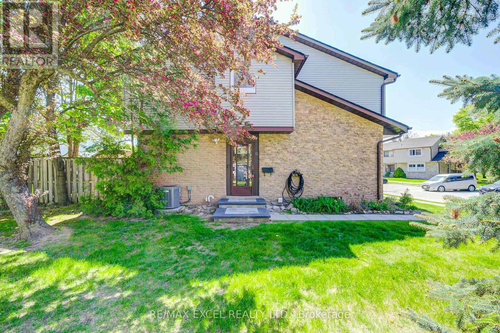 












12 - 6433 CHARING DRIVE

,
Mississauga (Streetsville),




Ontario
L5N1L6

