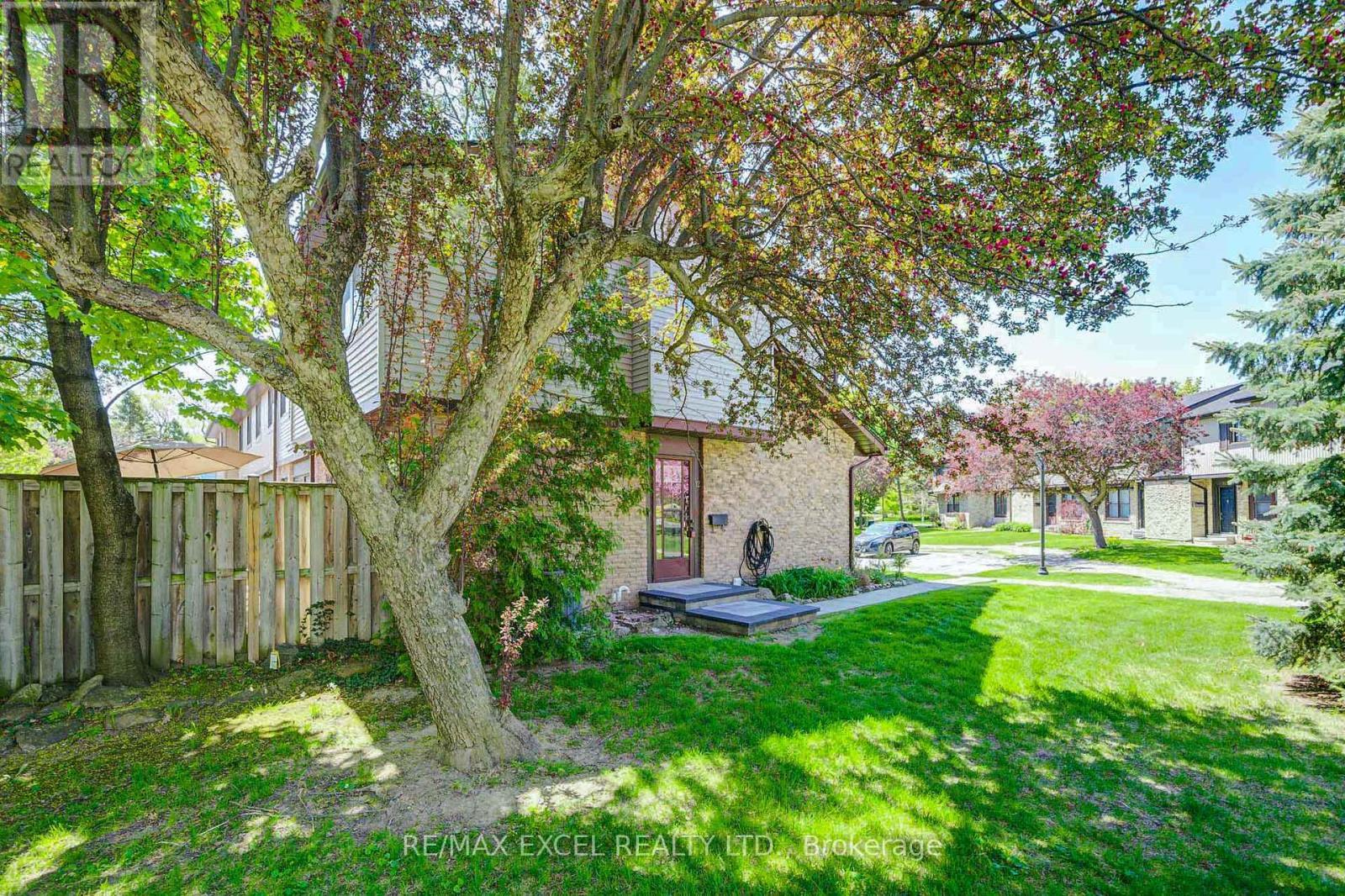 












12 - 6433 CHARING DRIVE

,
Mississauga (Streetsville),




Ontario
L5N1L6

