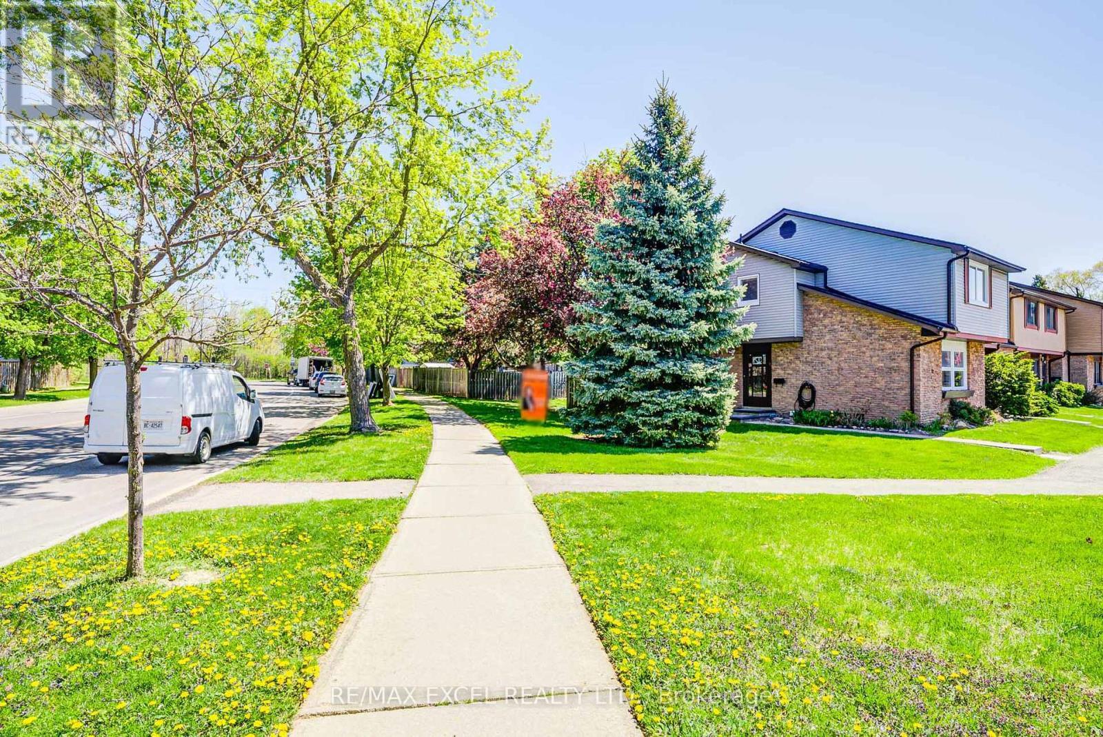 












12 - 6433 CHARING DRIVE

,
Mississauga (Streetsville),




Ontario
L5N1L6

