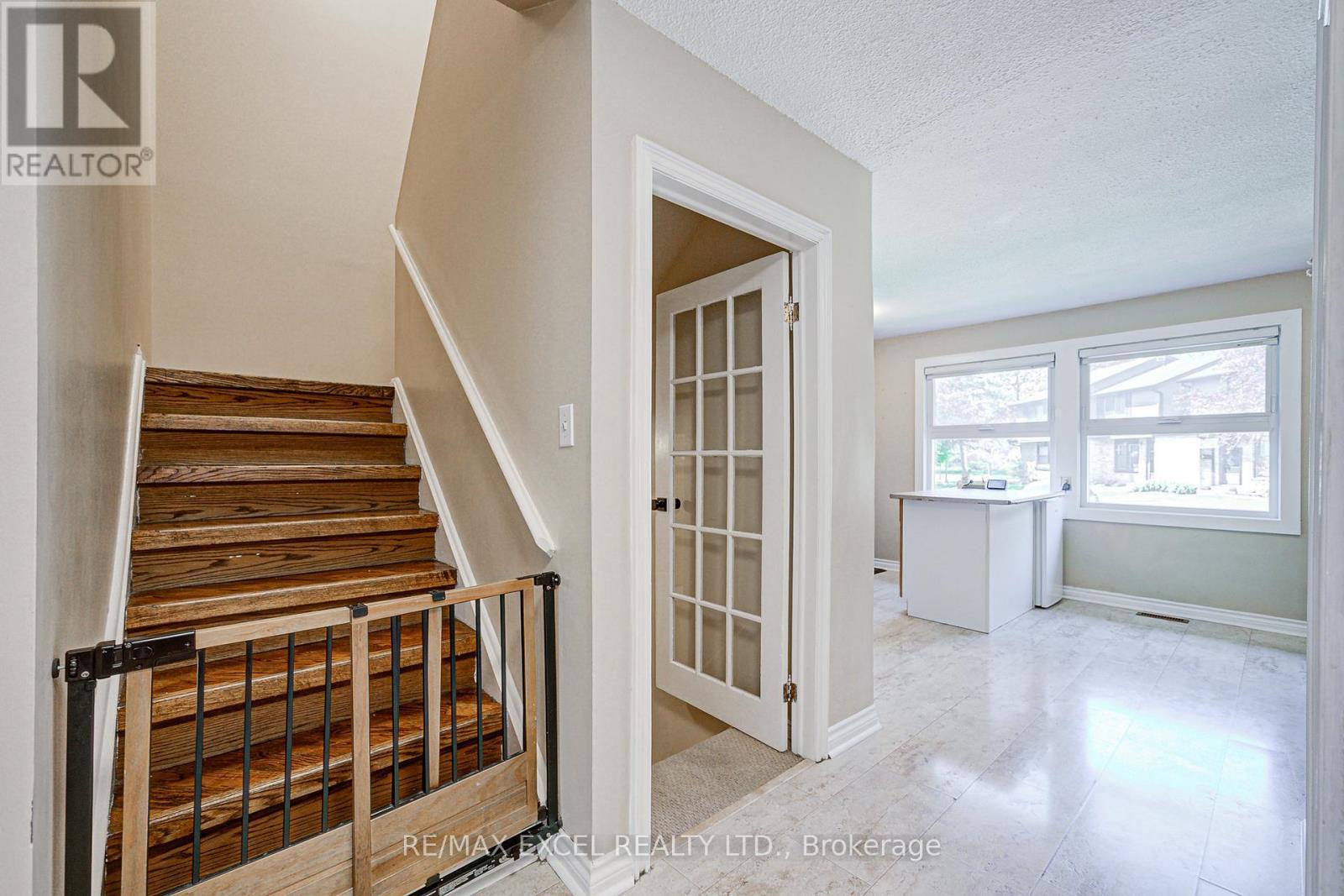 












12 - 6433 CHARING DRIVE

,
Mississauga (Streetsville),




Ontario
L5N1L6

