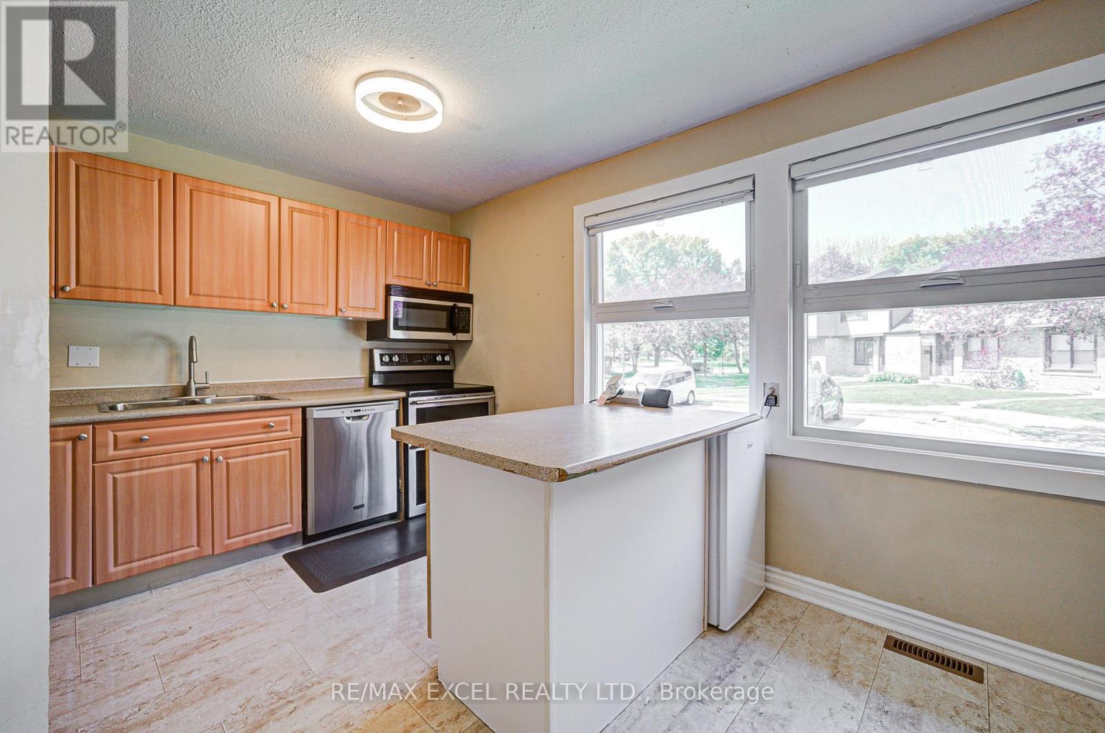












12 - 6433 CHARING DRIVE

,
Mississauga (Streetsville),




Ontario
L5N1L6


