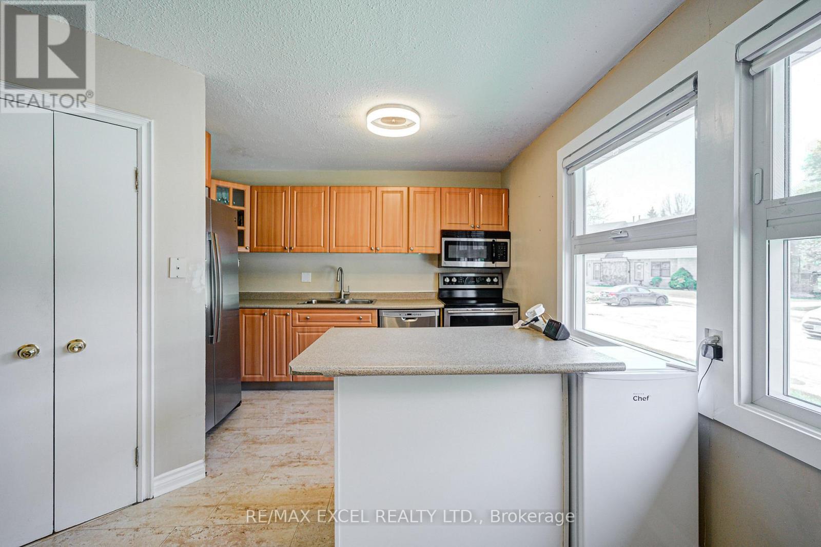 












12 - 6433 CHARING DRIVE

,
Mississauga (Streetsville),




Ontario
L5N1L6

