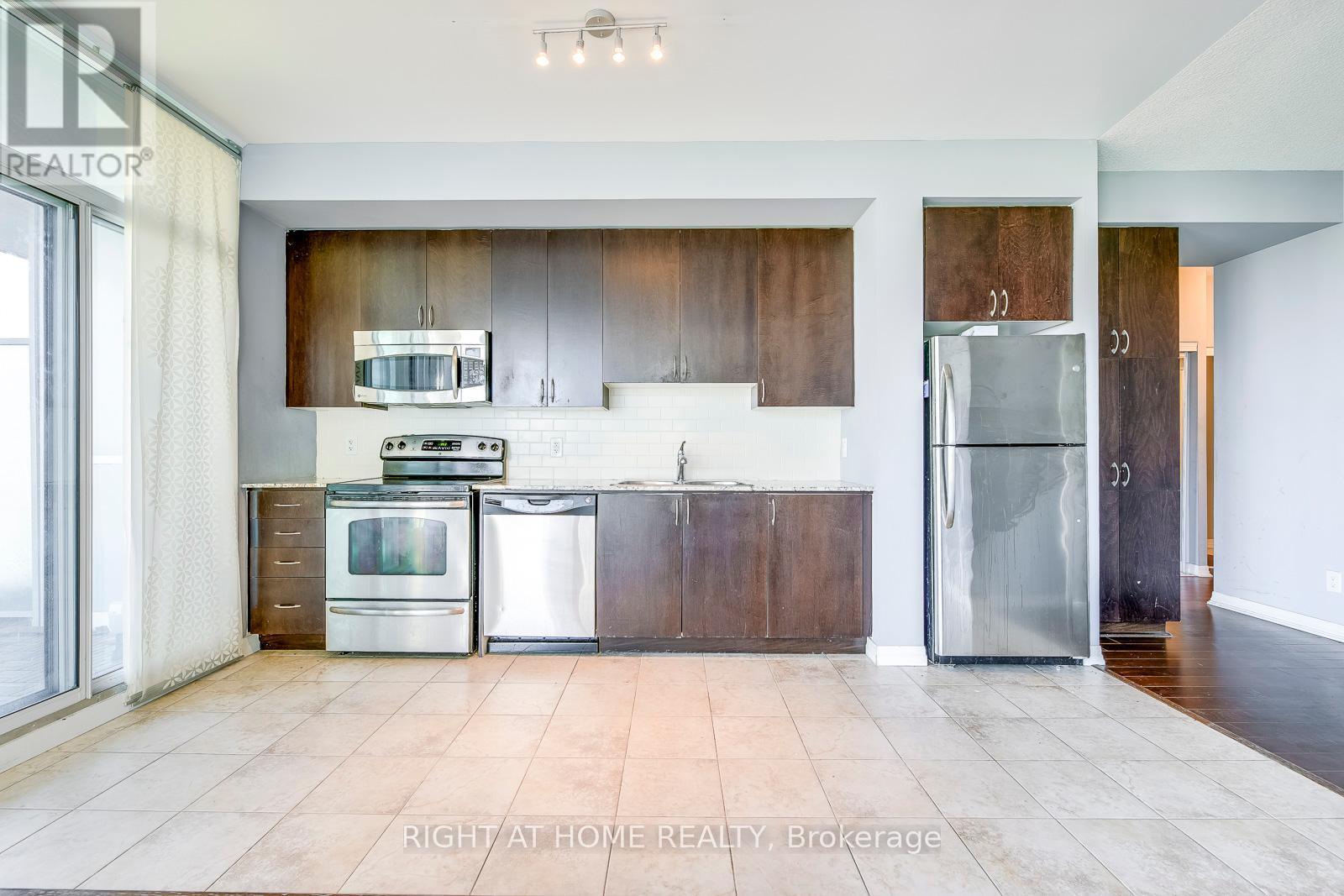 












802 - 223 WEBB DRIVE

,
Mississauga (City Centre),




Ontario
L5B0E8

