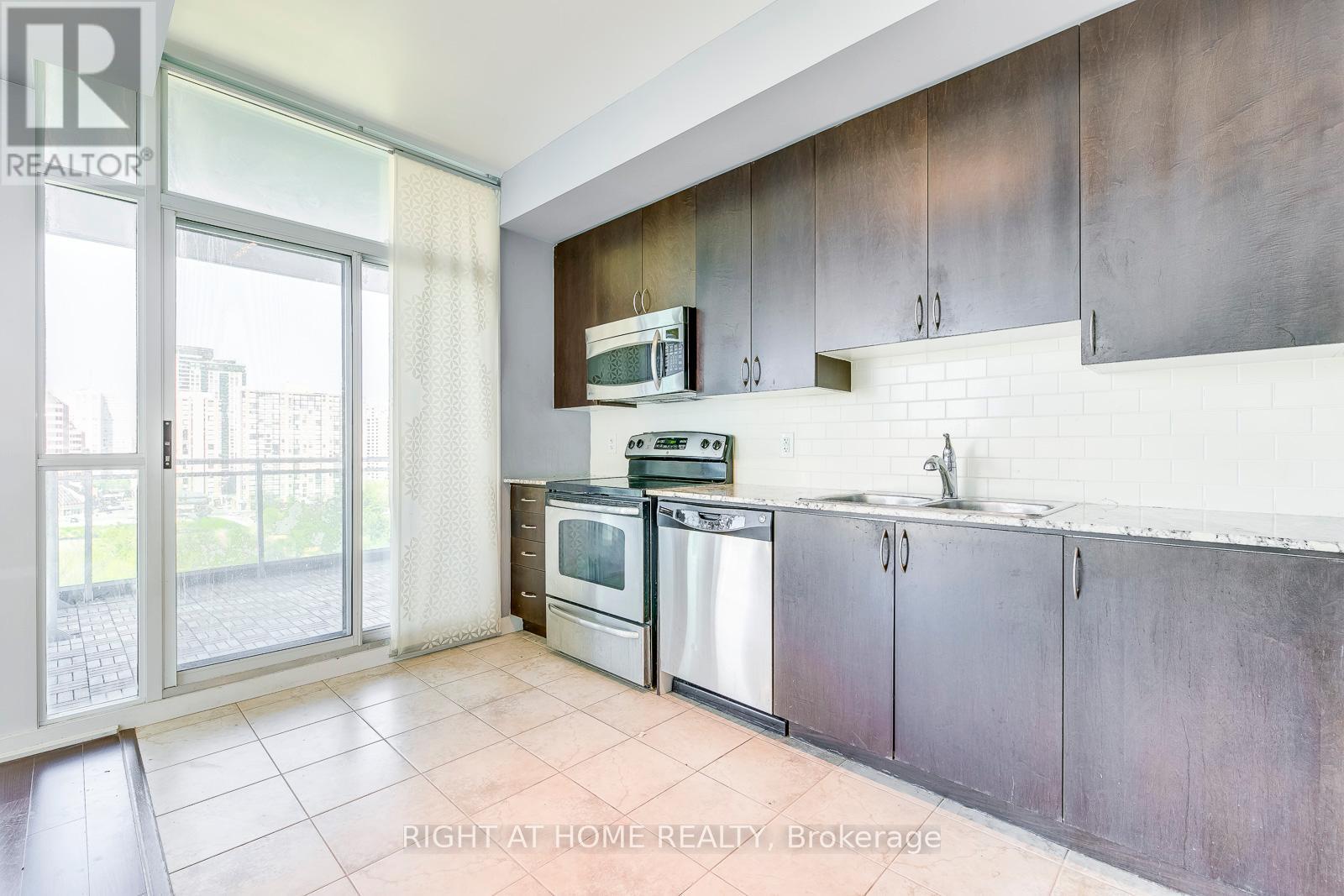 












802 - 223 WEBB DRIVE

,
Mississauga (City Centre),




Ontario
L5B0E8

