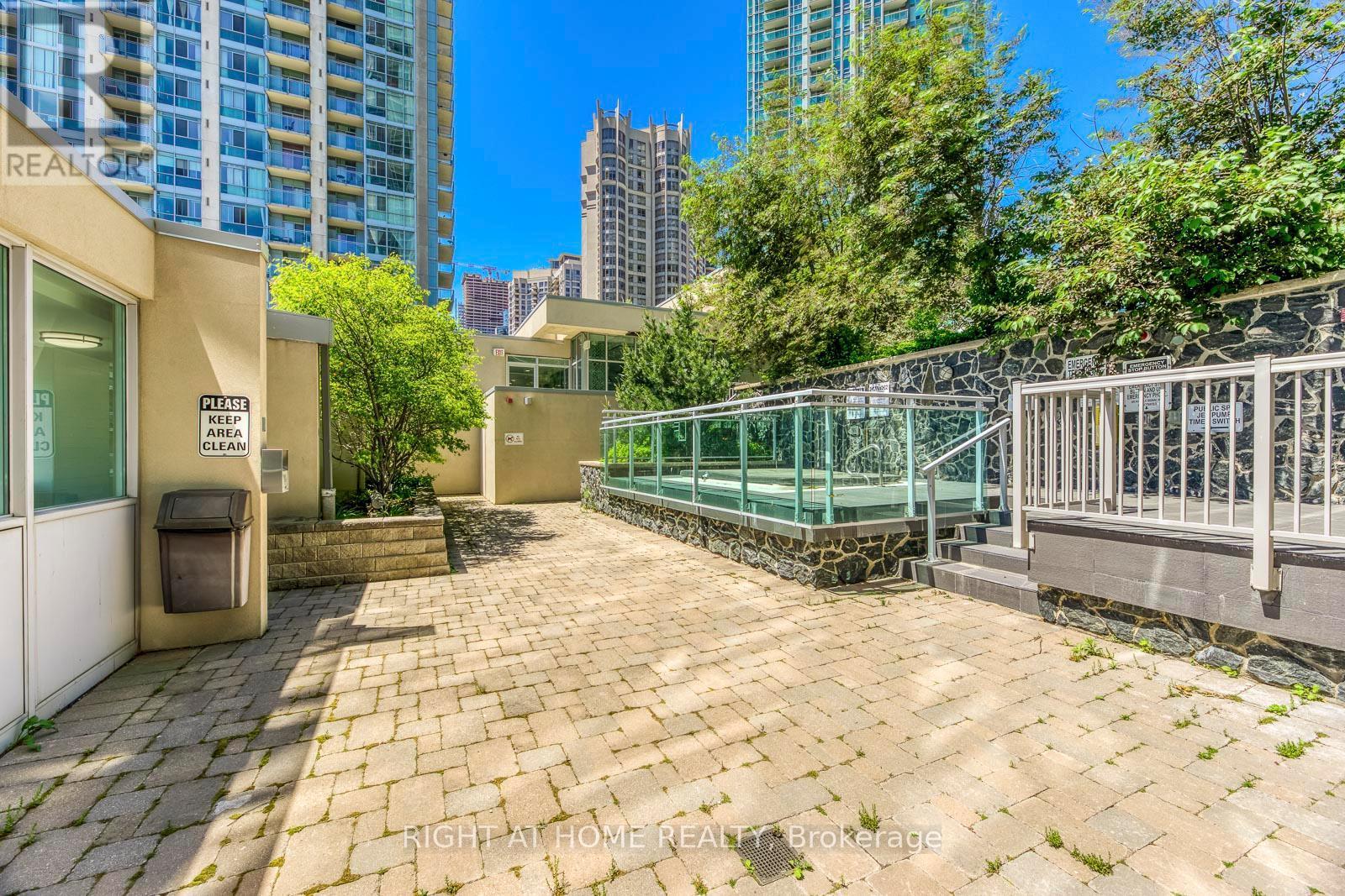 












802 - 223 WEBB DRIVE

,
Mississauga (City Centre),




Ontario
L5B0E8

