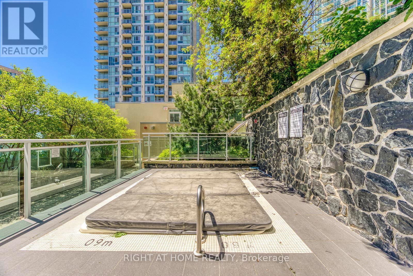 












802 - 223 WEBB DRIVE

,
Mississauga (City Centre),




Ontario
L5B0E8

