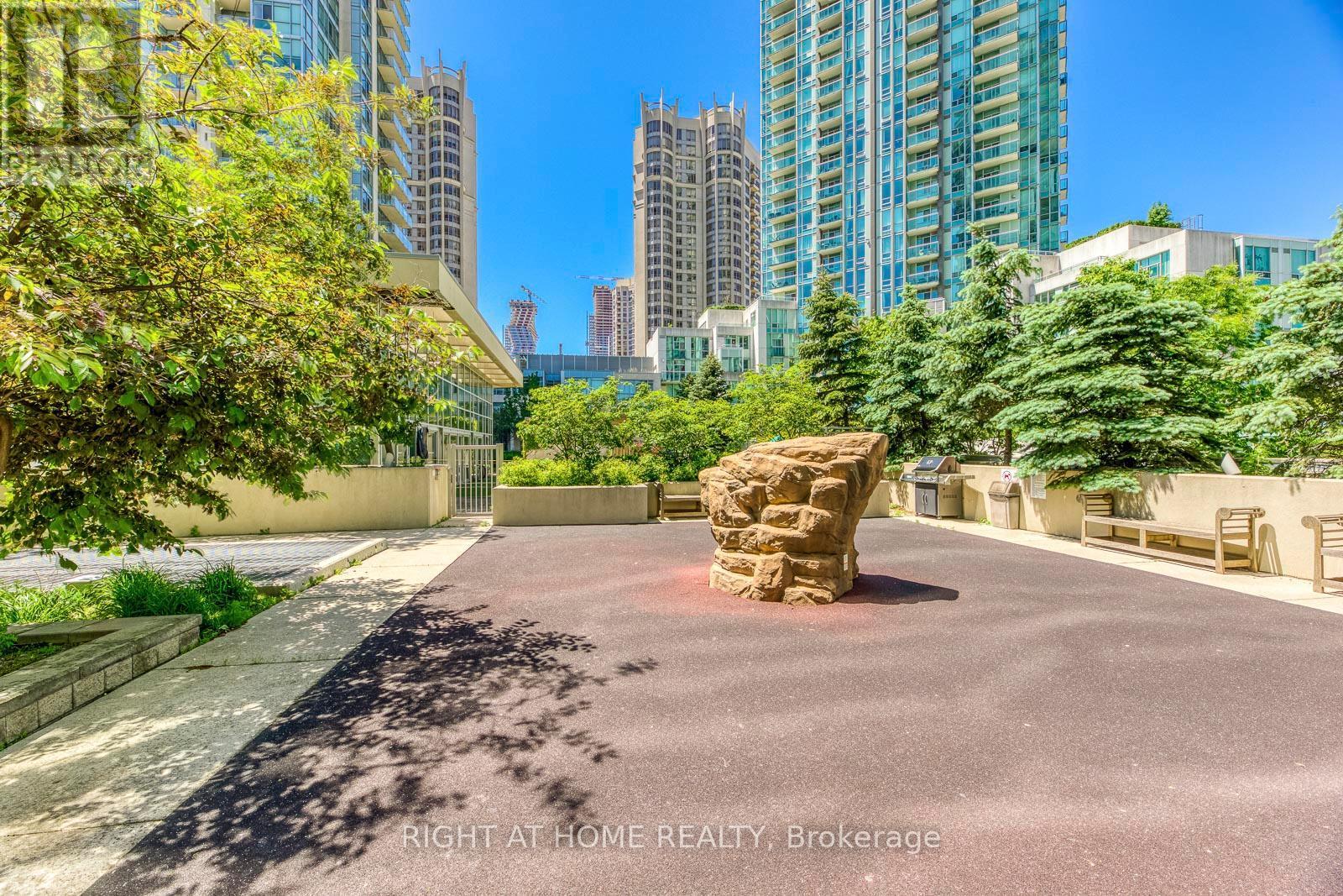 












802 - 223 WEBB DRIVE

,
Mississauga (City Centre),




Ontario
L5B0E8

