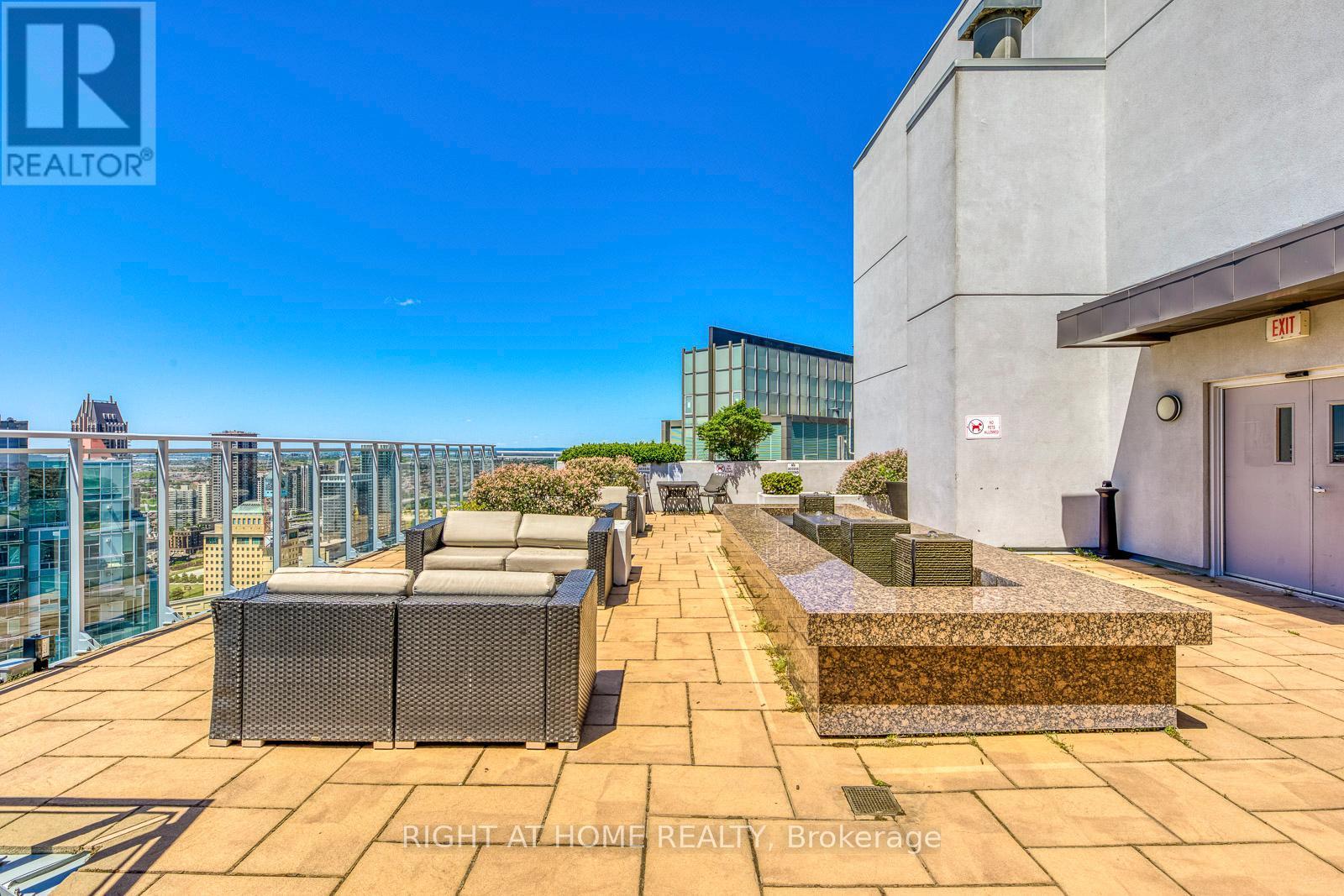 












802 - 223 WEBB DRIVE

,
Mississauga (City Centre),




Ontario
L5B0E8

