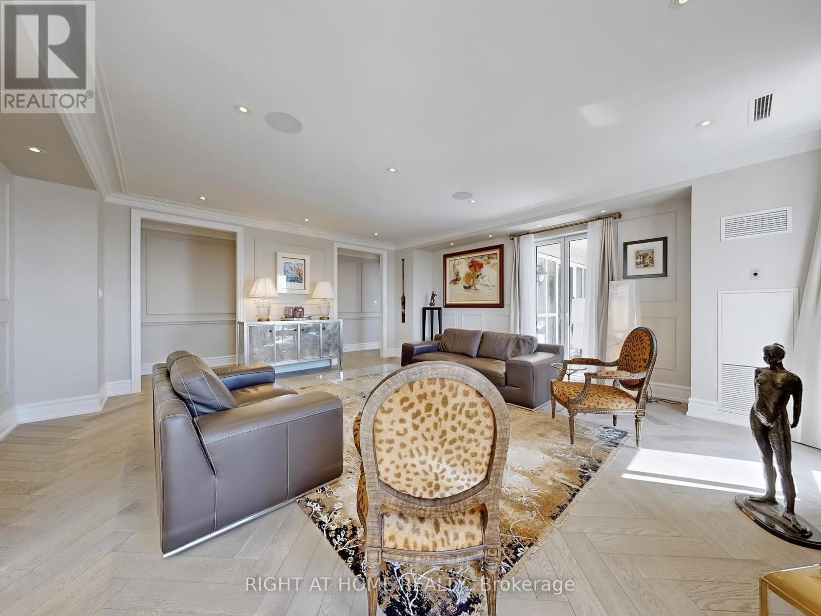 












PH1501 - 2287 LAKE SHORE BOULEVARD W

,
Toronto (Mimico),




Ontario
M8V3Y1

