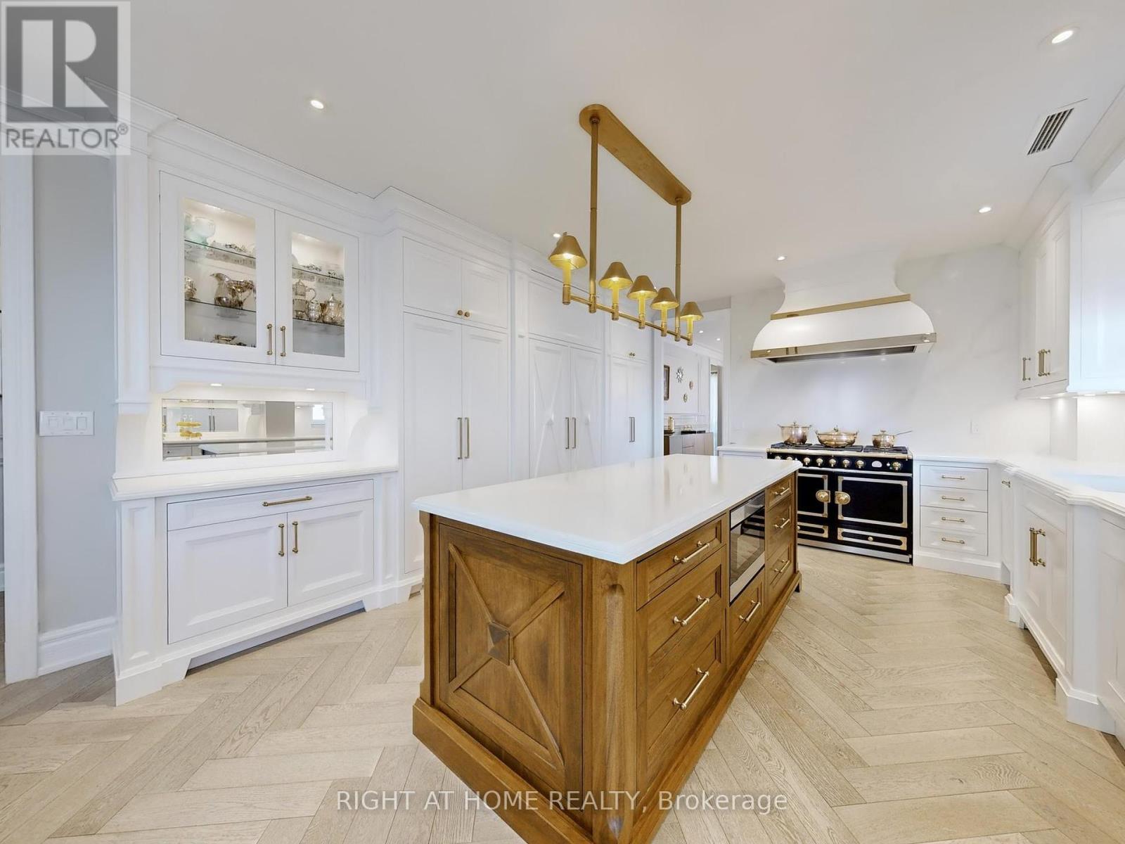 












PH1501 - 2287 LAKE SHORE BOULEVARD W

,
Toronto (Mimico),




Ontario
M8V3Y1

