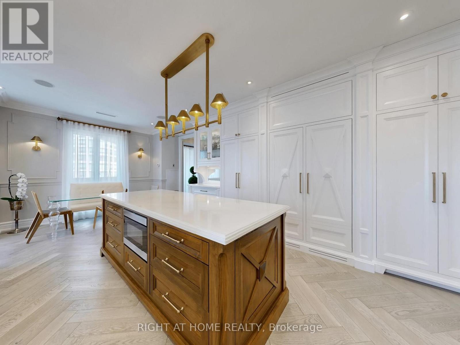 












PH1501 - 2287 LAKE SHORE BOULEVARD W

,
Toronto (Mimico),




Ontario
M8V3Y1

