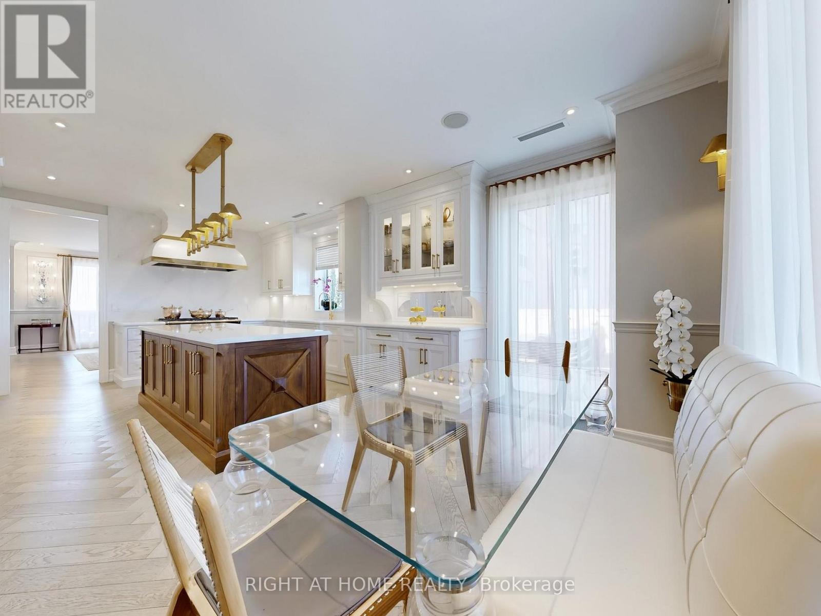 












PH1501 - 2287 LAKE SHORE BOULEVARD W

,
Toronto (Mimico),




Ontario
M8V3Y1

